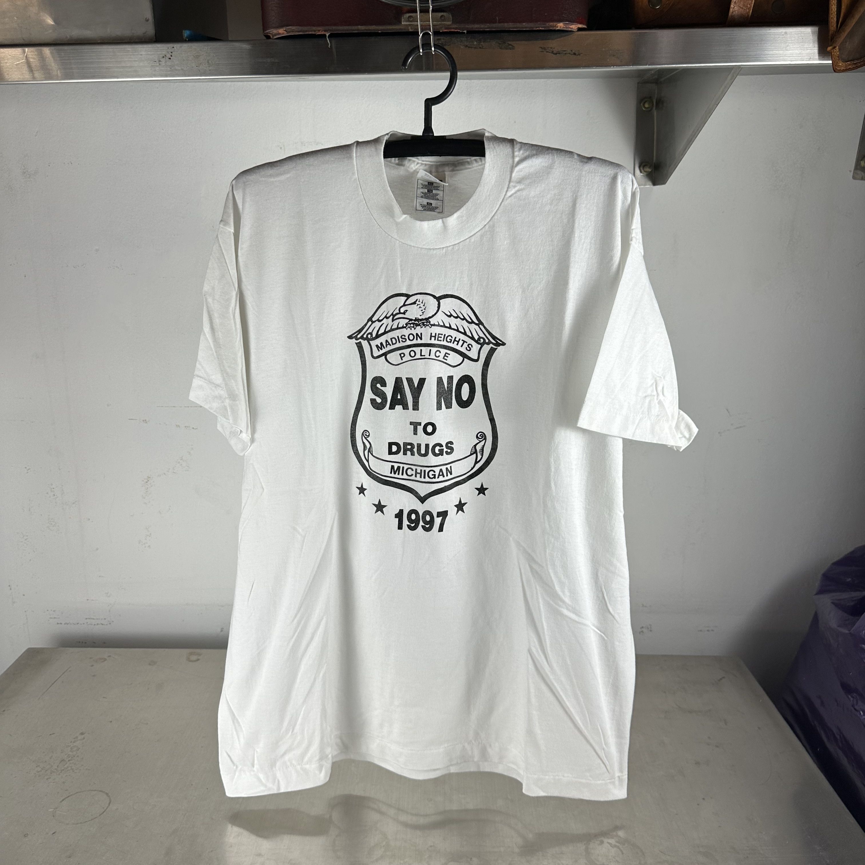 Vintage ​​1997 Say No To Drugs Michigan Police Graphic​ T-Shirt Size US XL / EU 56 / 4 - 1 Thumbnail