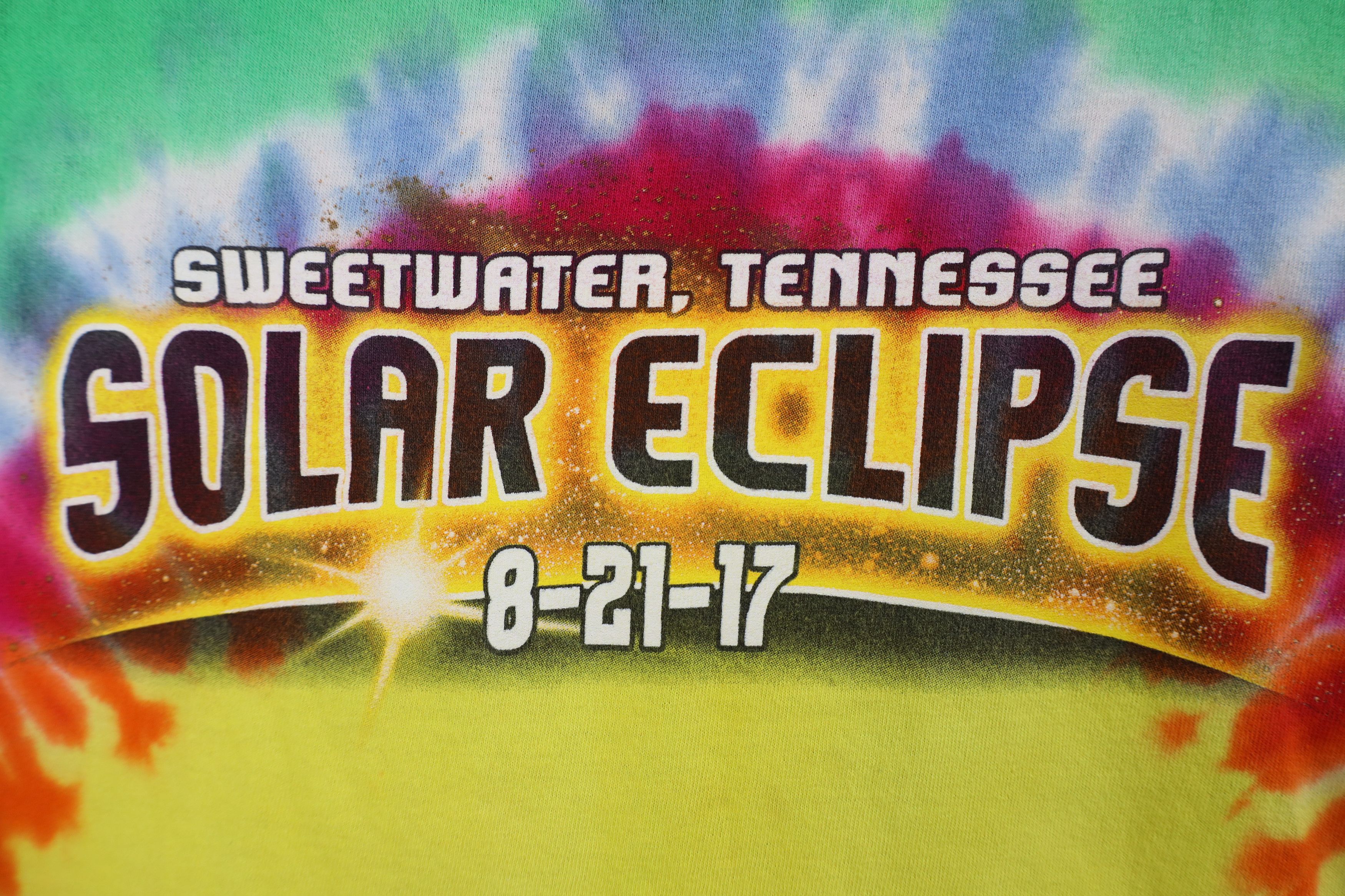 Vintage Y2K 2017 Sweetwater Tennessee Solar Eclipse Rainbow T-Shirt Size US XXL / EU 58 / 5 - 4 Thumbnail