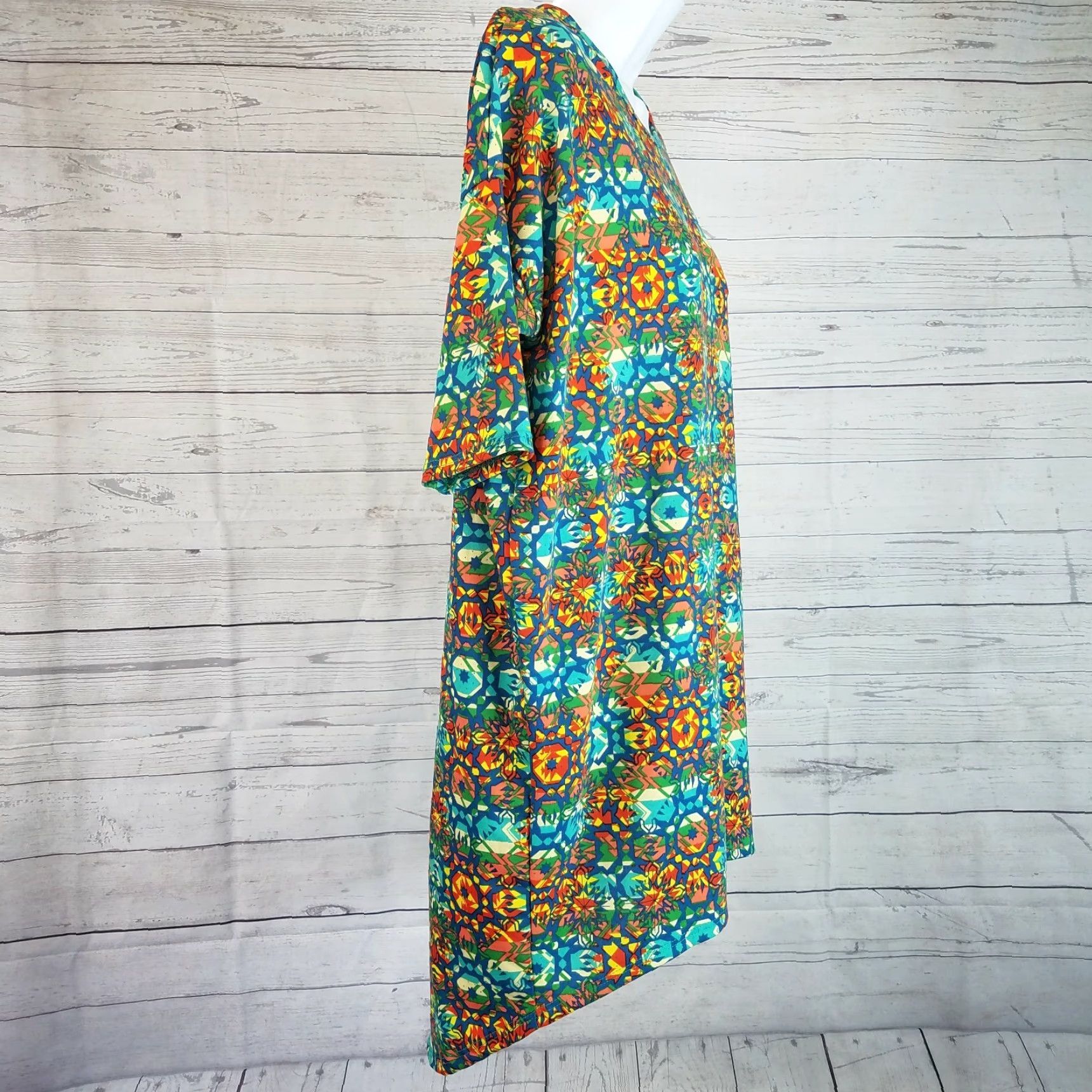 Vintage LuLaRoe Irma Top XS Womens Teal Red Geometric Print T-Shirt Short Sleeve Size XS / US 0-2 / IT 36-38 - 3 Thumbnail