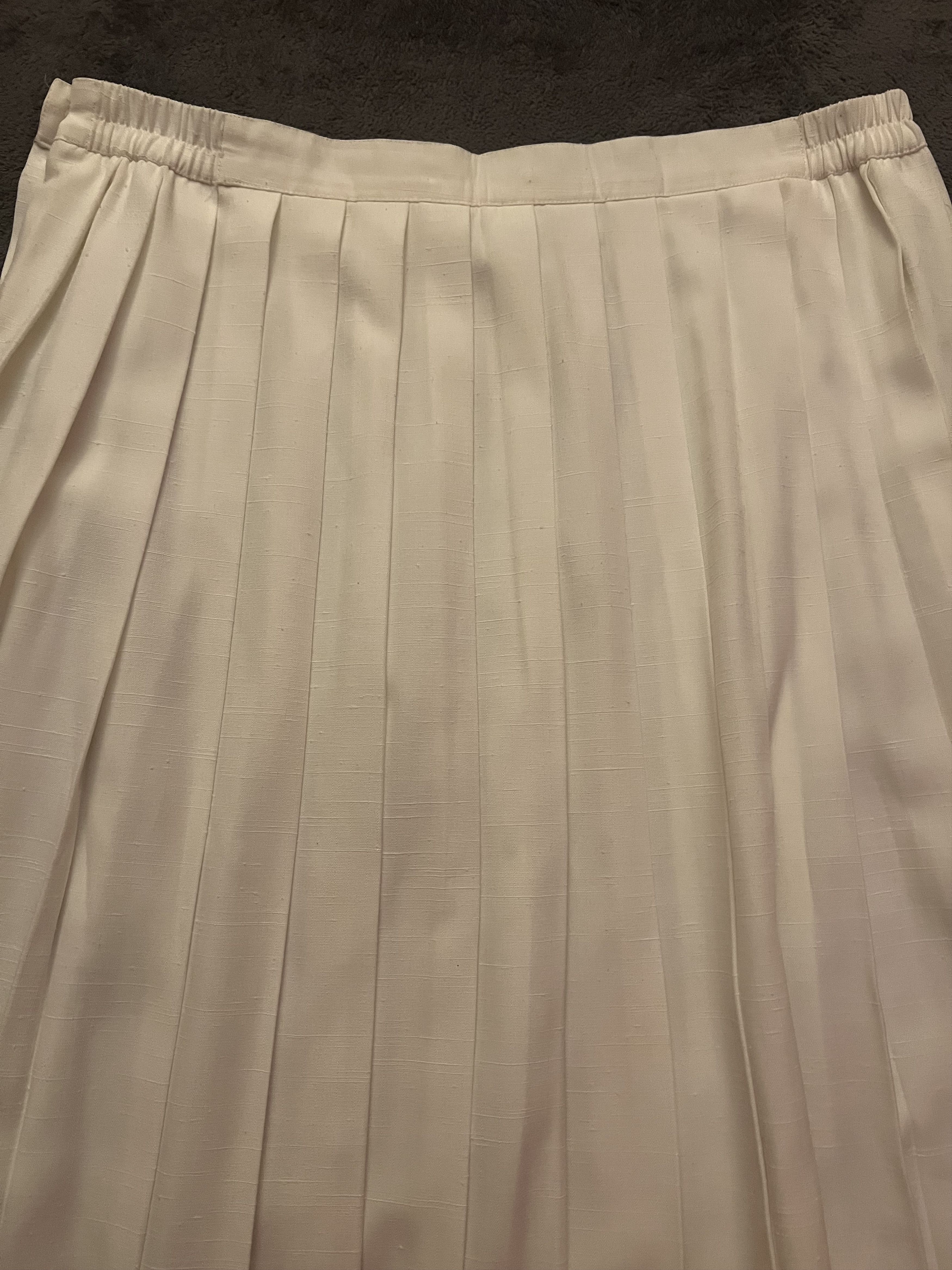 Vintage Liz Baker, white pleated skirt Size 40" / US 18 - 3 Thumbnail