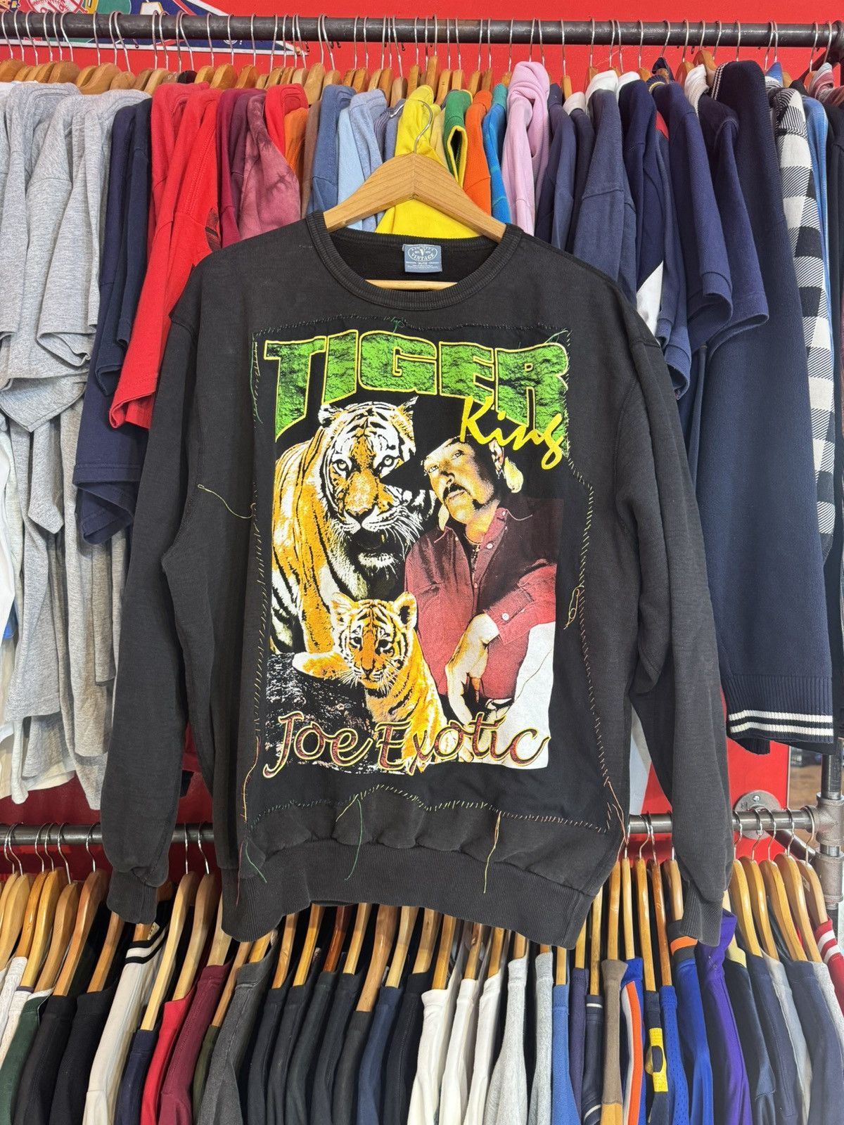 Rap Tees × Vintage Vintage Tiger King Joe Exotic Cut & Sew Sweatshirt Size US XL / EU 56 / 4 - 2 Thumbnail