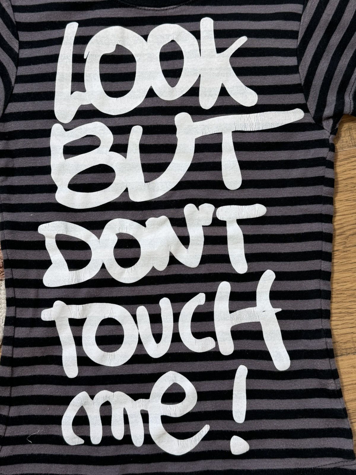Vintage VINTAGE HUMOUR 2000s “LOOK BUT DONT TOUCH ME” TEE SHIRT Size S / US 4 / IT 40 - 4 Thumbnail