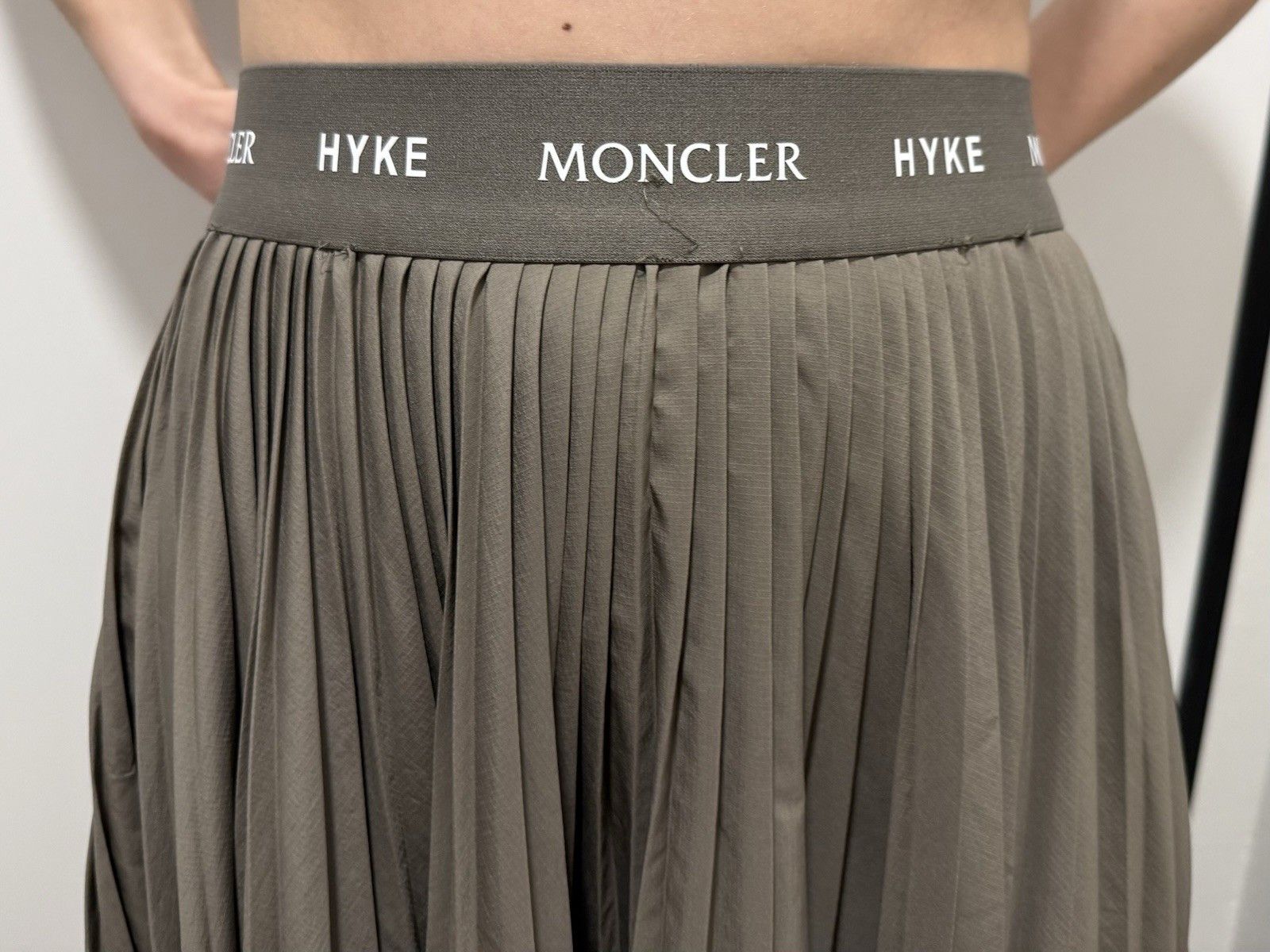 Moncler DDP Moncler x Hyke Pleated Taupe Mid Length Gonna Skirt Size 30" / US 8 / IT 44 - 8 Thumbnail