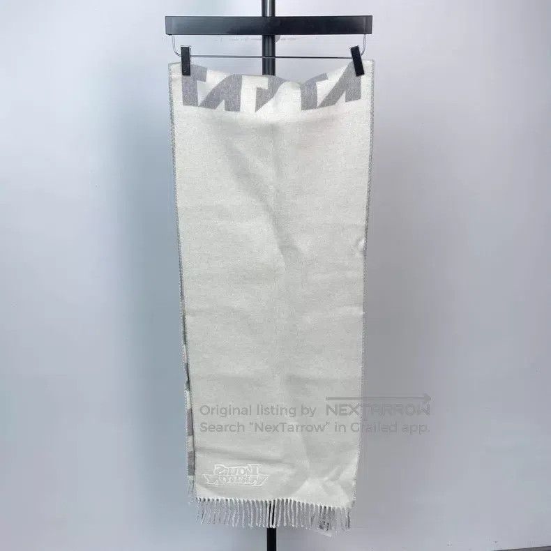 Louis Vuitton Louis Vuitton Houndstooth grey and white fringed large log Size ONE SIZE - 4 Thumbnail