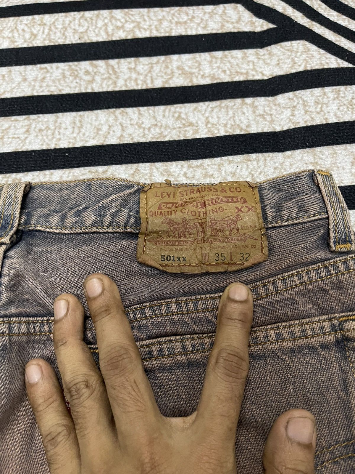 Levi's Vintage Clothing 90s LEVIS 501xx DISTRESSED JEANS SPLASHED PAINT RARE Size US 31 - 17 Thumbnail