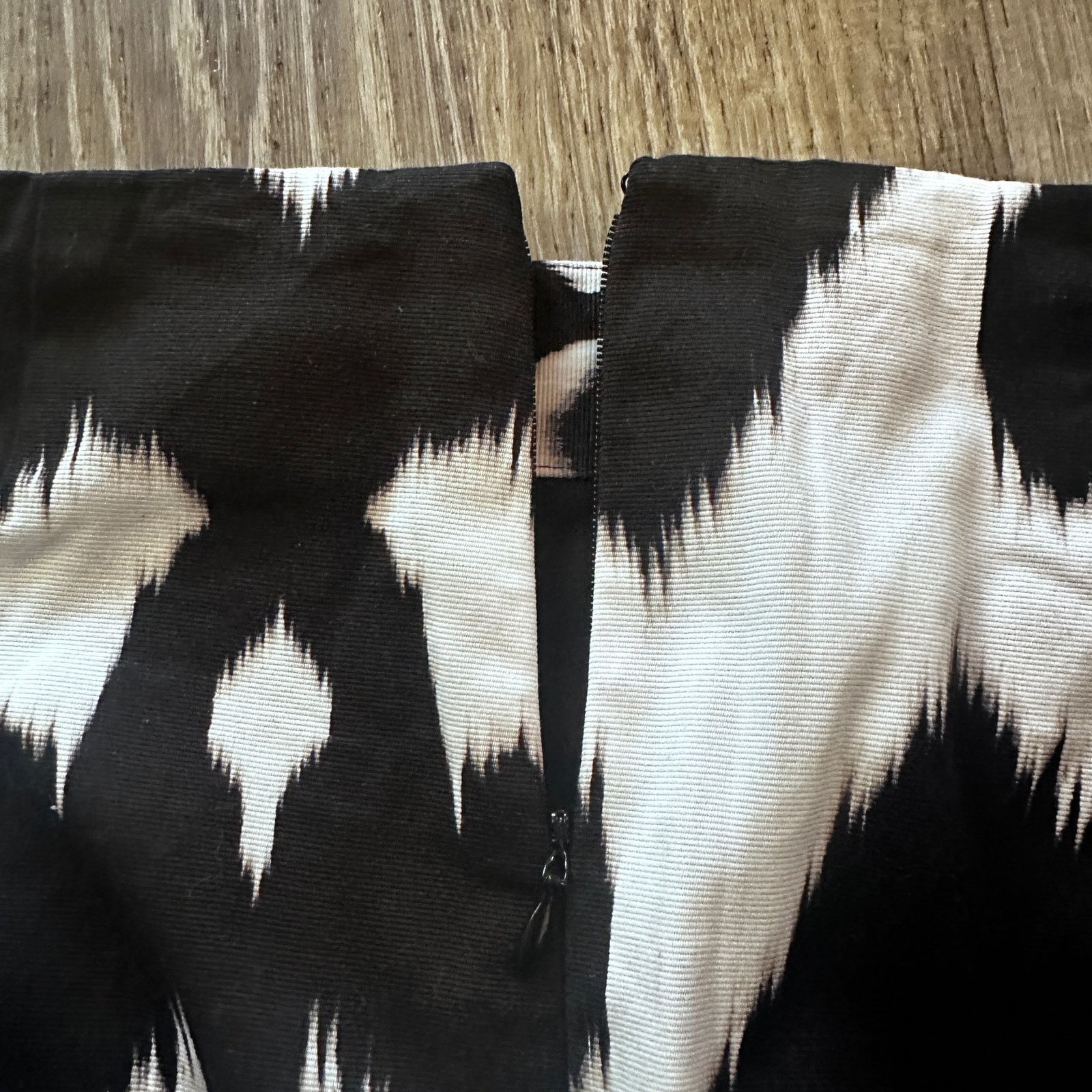 White House Black Market WHITE HOUSE BLACK MARKET Abstract Embroidered Skirt size 10 Size 32" / US 10 / IT 46 - 7 Thumbnail