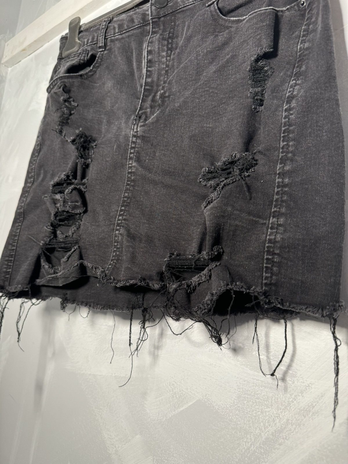 Vintage Streetwear Essentials Black Ripped Distressed Jean Skirt Emo Size 30" / US 8 / IT 44 - 3 Thumbnail