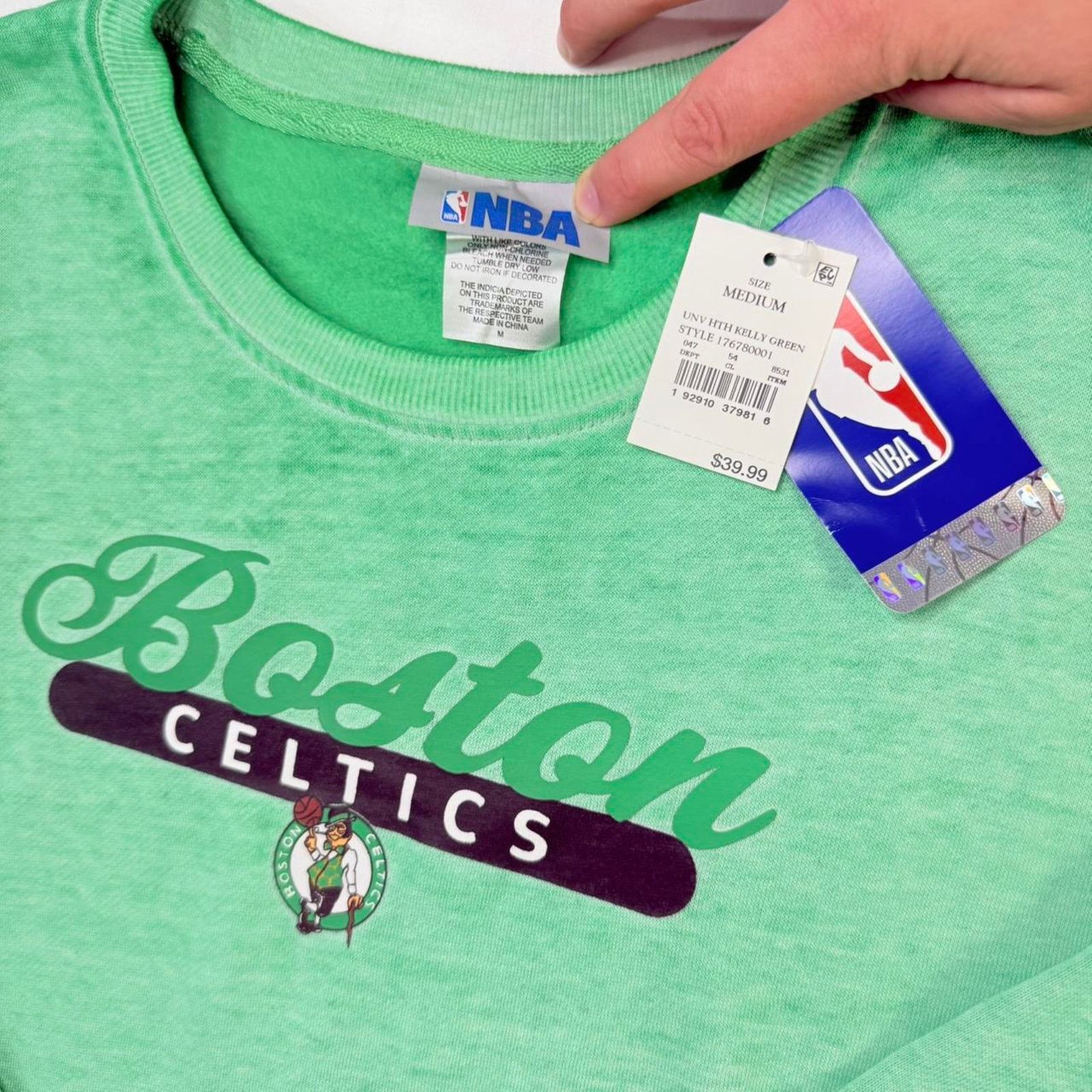 NBA NWT Licensed Green Boston Celtics crewneck sweatshirt Size US M / EU 48-50 / 2 - 2 Thumbnail