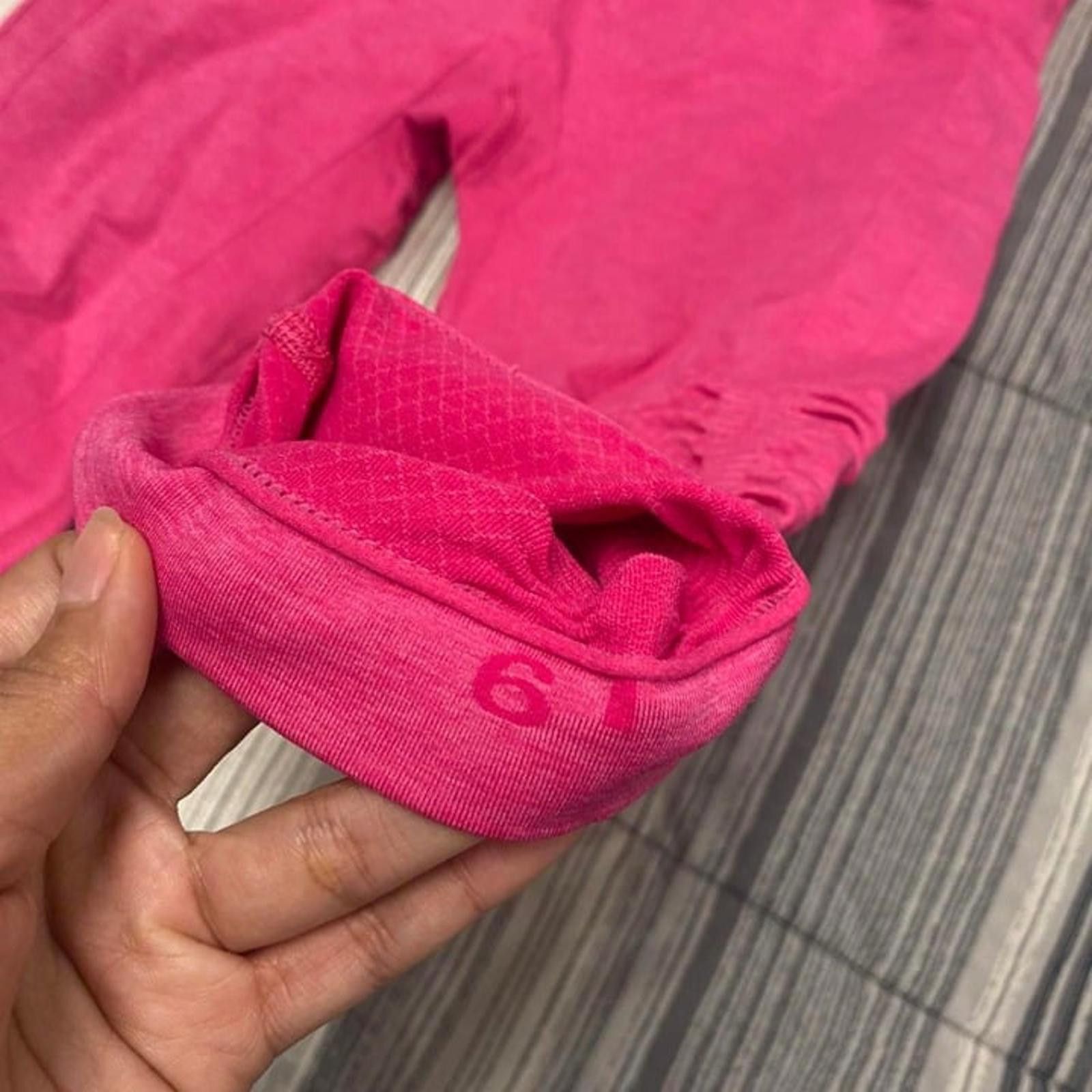 Lululemon Lululemon Hot Pink High Waisted cropped yoga leggings Size 28" / US 6 / IT 42 - 3 Thumbnail