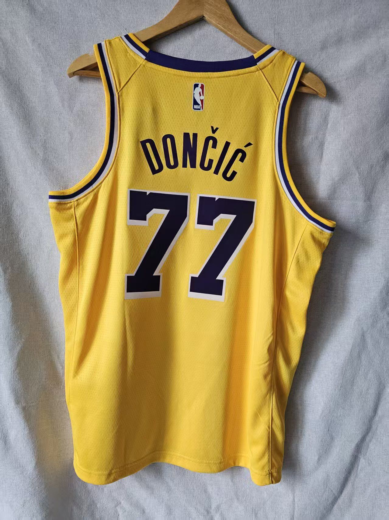 NBA Luka Dončić Jersey Los Angeles Lakers Yellow 77 Jersey L Size US L / EU 52-54 / 3 - 1 Thumbnail