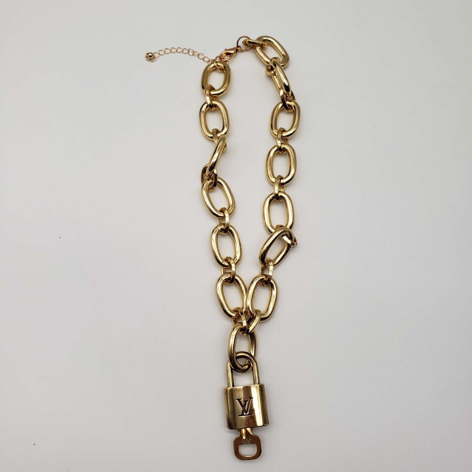 Louis Vuitton Auth Louis Vuitton Lock & Key w/ Unbranded Gold Plated Chain Size ONE SIZE - 7 Thumbnail