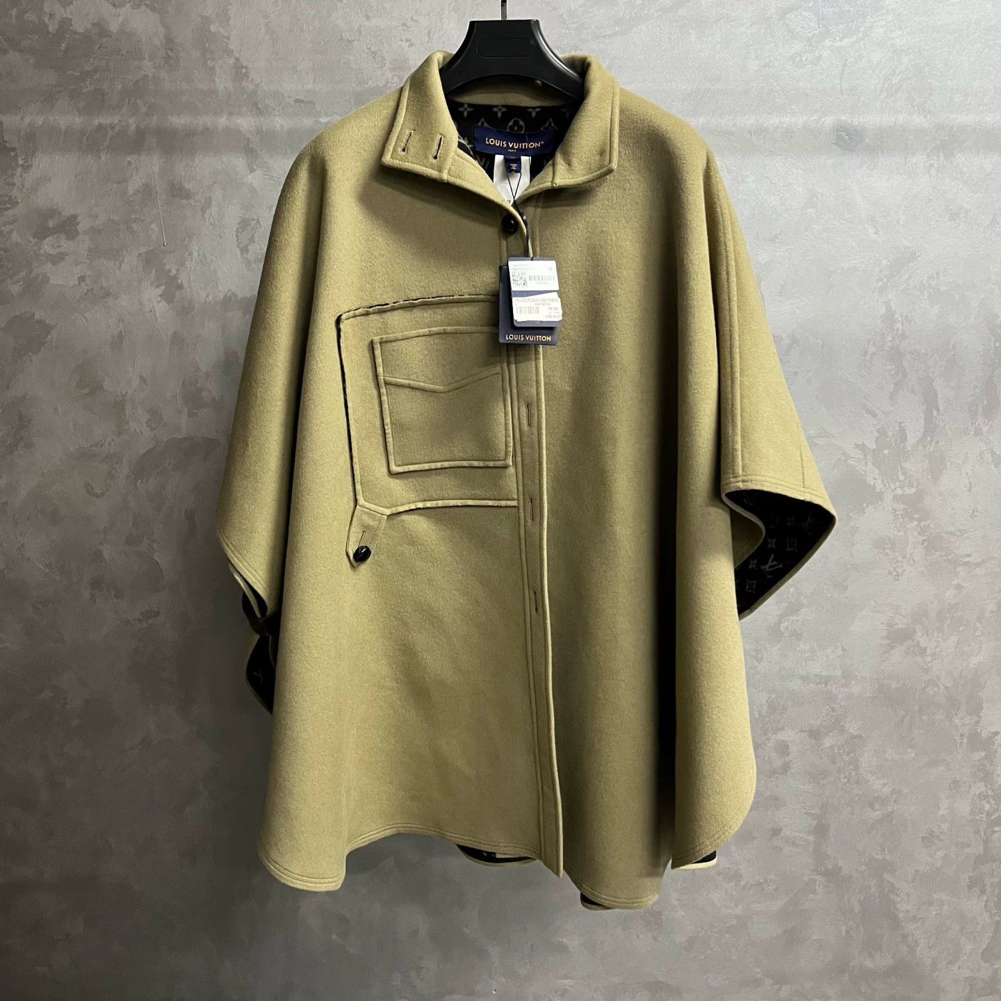 Louis Vuitton Louis Vuitton Beige Button Designer Size L / US 10 / IT 46 - 1 Thumbnail