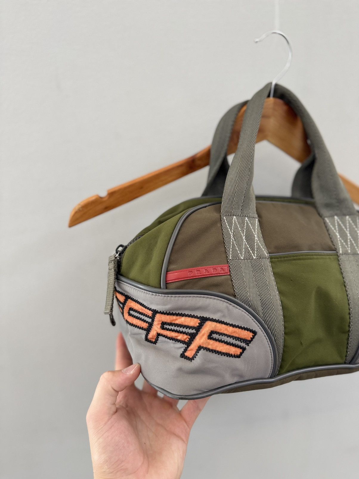 PRADA カーキ ボストンバッグ カーキ PRADA(プラダ) ボストンバッグ(メンズ) - 海外通販のBUYMA