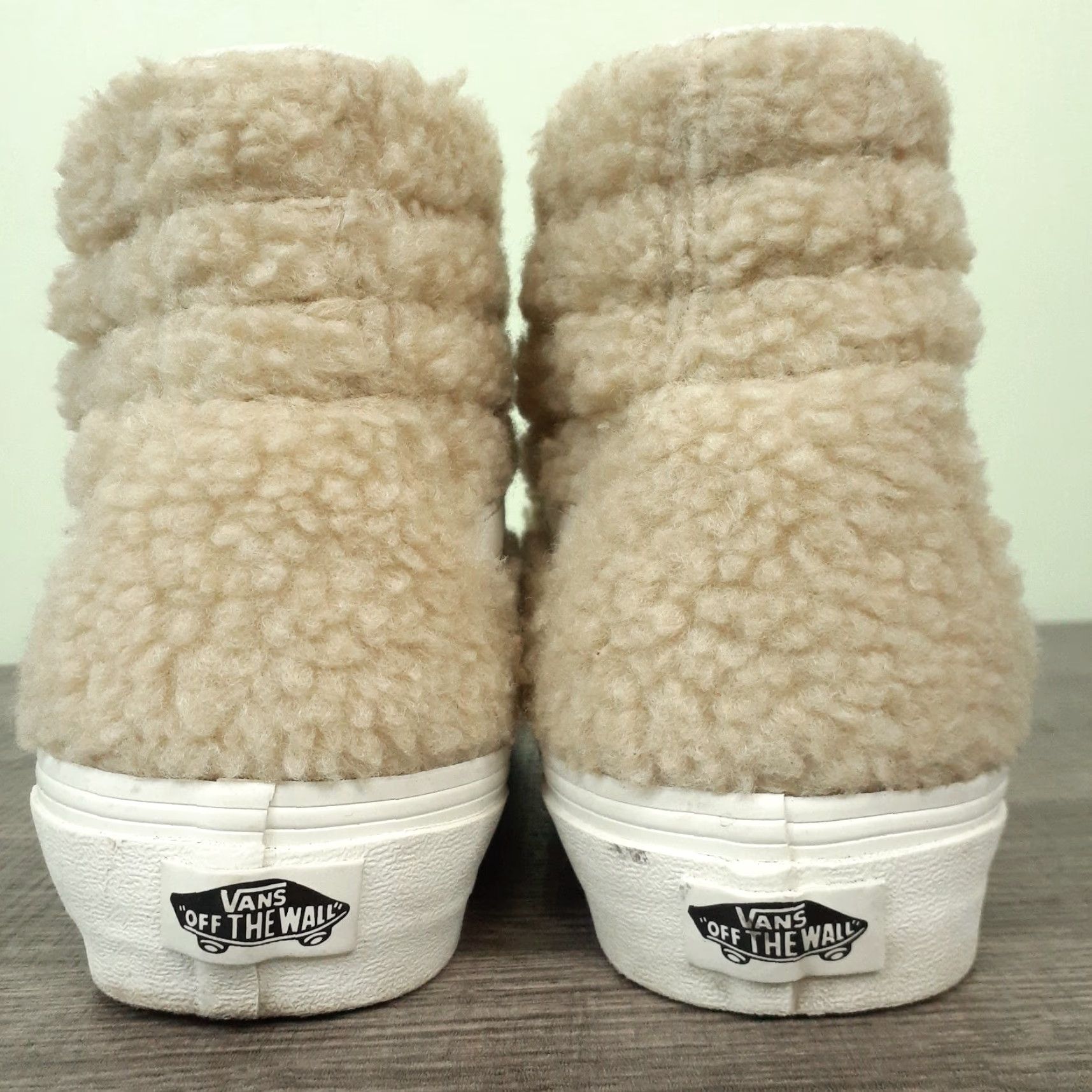 Vans VANS High Top Shoes Mens 9 Womens 10.5 Beige Faux Fur Sherpa Shearling sneaker Athletic UK 10.5 Size L / US 10 / IT 46 - 6 Thumbnail