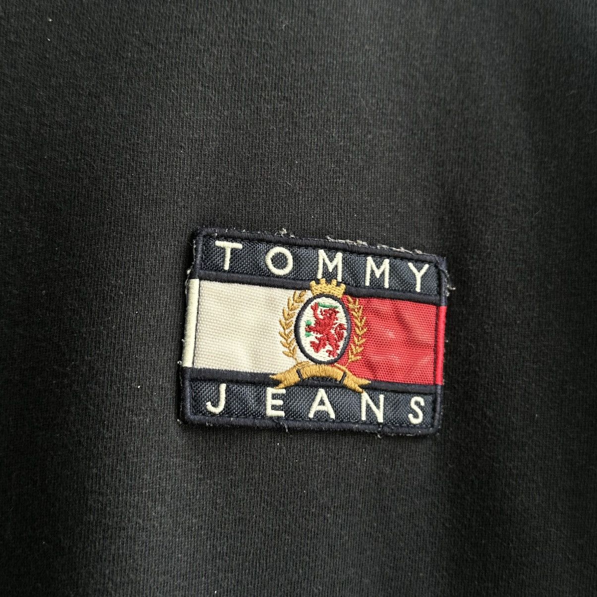 Tommy Hilfiger × Vintage Vintage Tommy Hilfiger Jeans Big Logo Tee Size US S / EU 44-46 / 1 - 6 Thumbnail