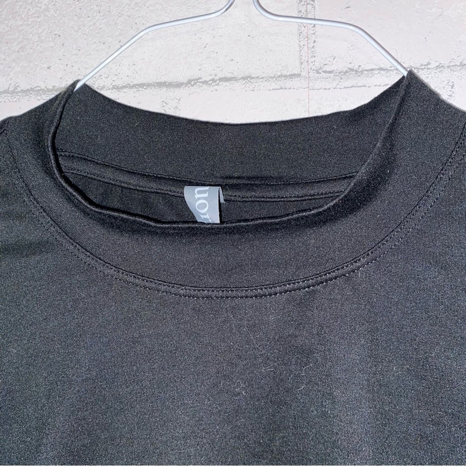 Vuori VUORI $85 LUX Long Sleeve Crop Mock Tee Blk MEDIUM EUC Size M / US 6-8 / IT 42-44 - 6 Thumbnail