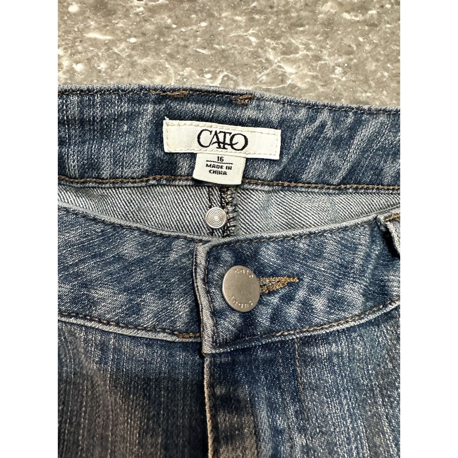 Vintage Cato Jeans Capri Shorts Mid Rise 5-Pocket Blue Denim Womens Capris Capri 16 Medium Wash Flap Pockets Belt Loops Slit Vintage No Size 38" / US 16 / IT 52 - 3 Thumbnail