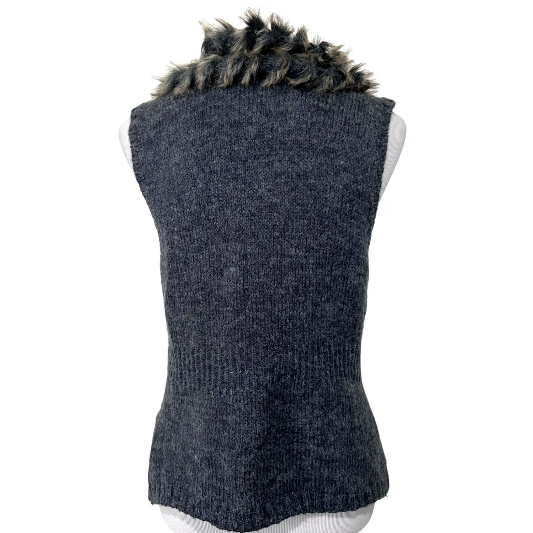 Vintage Sioni Women’s Sweater Vest Wool Blend Ruffle Faux Fur Trim Gray Size Small Vest Women Wool Blend Fur Trim Casual Party/Cocktail Sl Centered on Gray Size S / US 4 / IT 40 - 7 Thumbnail