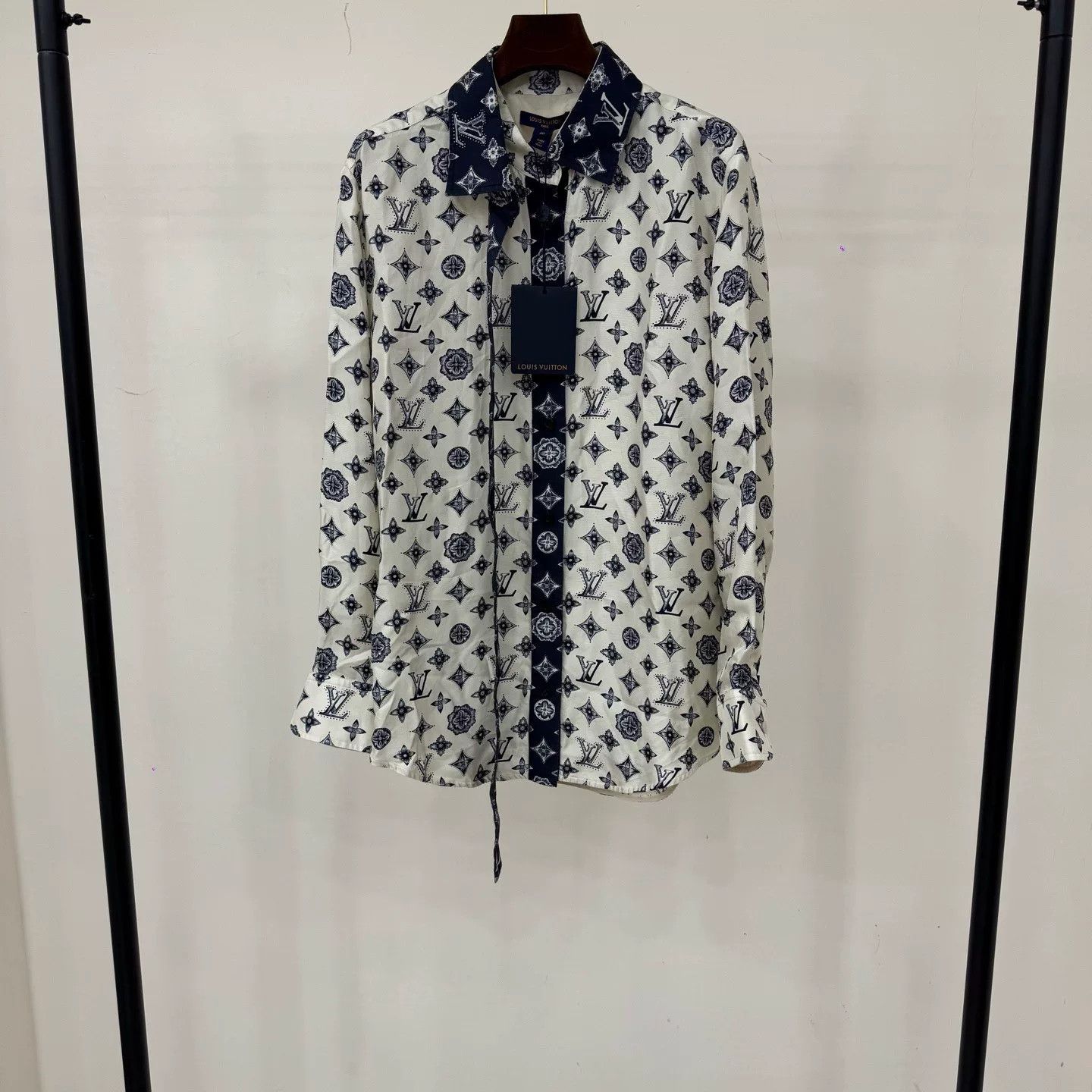 Louis Vuitton Louis Vuitton 25 White Blue Silk Shirt Size US XL / EU 56 / 4 - 1 Thumbnail