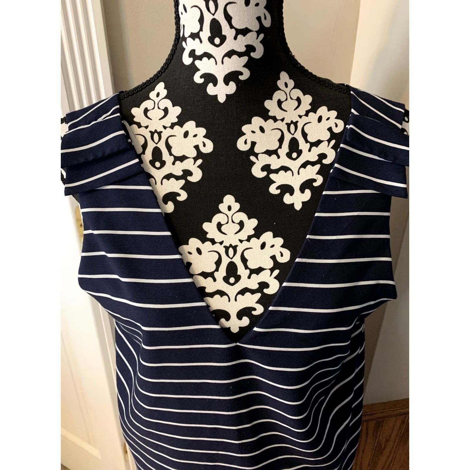 Banana Republic Womens Banana Republic Tank Top Sleeveless Navy/White Blouse Shirt SZ M Navy/White Striped Nautical V-Neck Womens Bag/Bloomers? Size M / US 6-8 / IT 42-44 - 3 Thumbnail