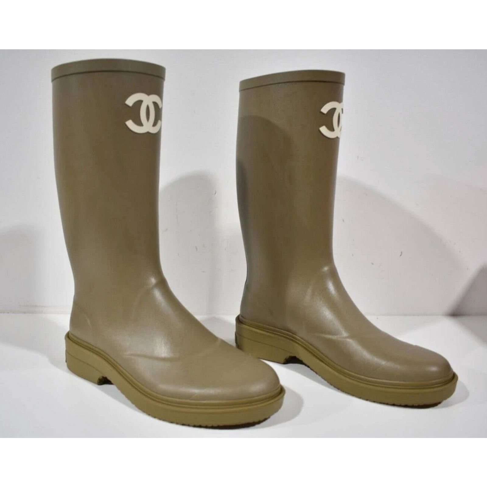 Chanel Chanel 22K Dark Beige White CC Logo High Rubber Rain Boot 40 Size US 10 / IT 40 - 5 Thumbnail
