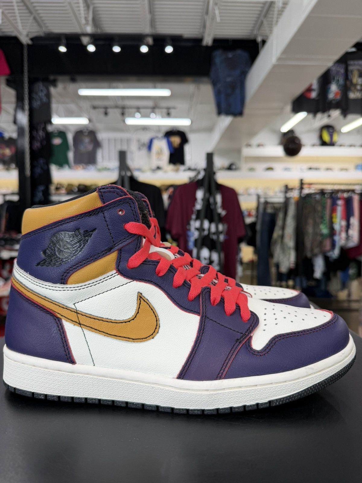 Jordan Brand Air Jordan 1 LA to Chicago Size 9 (2019) Size US 9 / EU 42 - 6 Thumbnail
