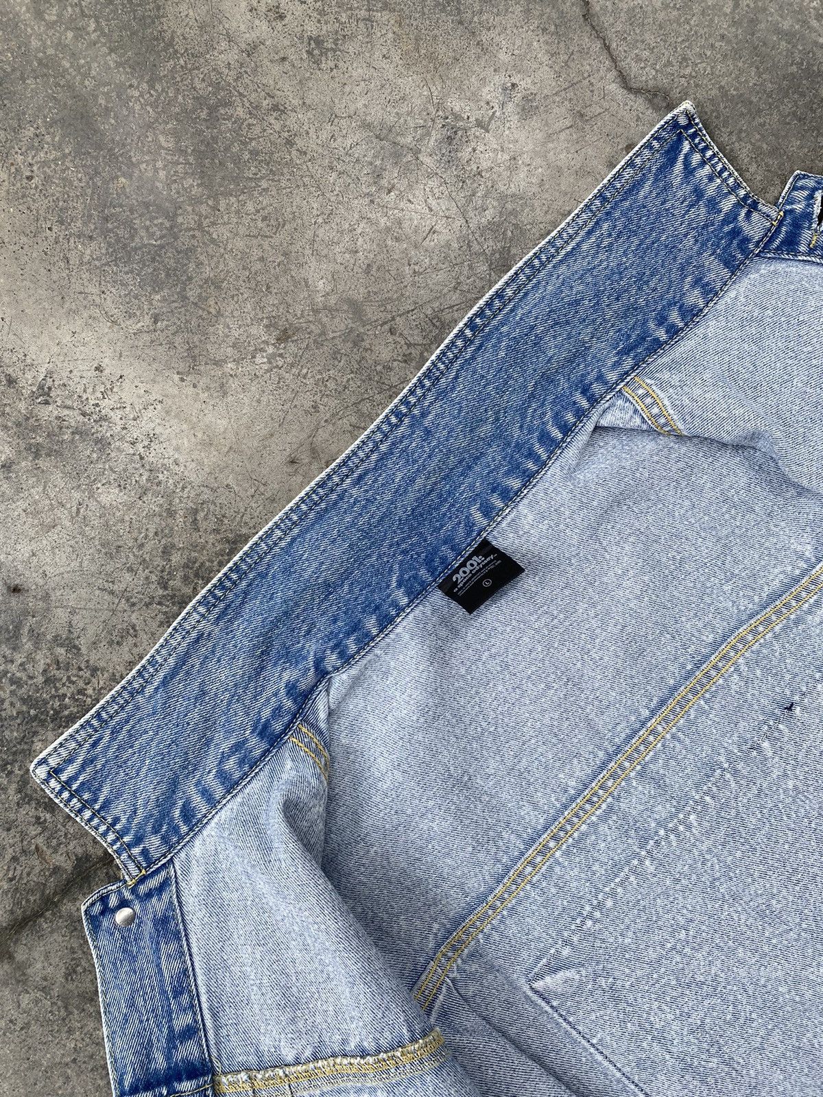 Vintage Vintage 2001 A Space Odyssey Movie Faded Denim Jacket Size US L / EU 52-54 / 3 - 13 Thumbnail