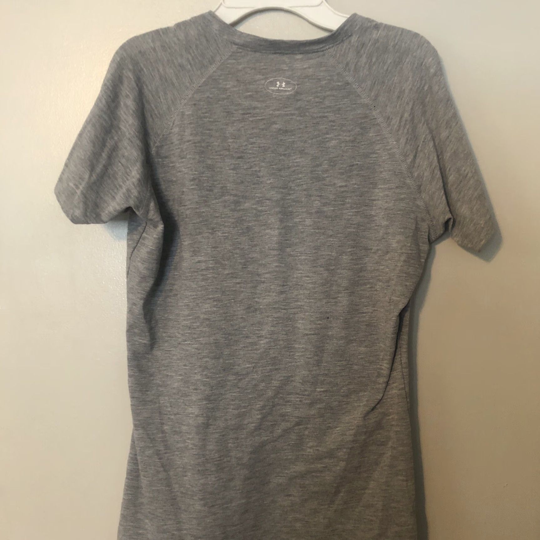 Under Armour Under Armour Tech Logo Shirt Women's Sz S Gray Loose Fit HeatGear V-Neck S/S Gyms & Training Running & Jogging Size S / US 4 / IT 40 - 3 Thumbnail