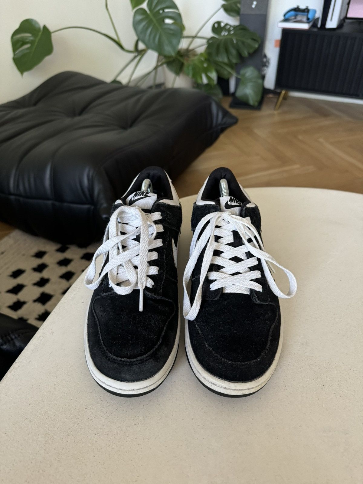 Nike Nike Dunk Low GS Suede Black Sneakers Swoosh Hype Streetwear Size US 6 / IT 36 - 5 Thumbnail
