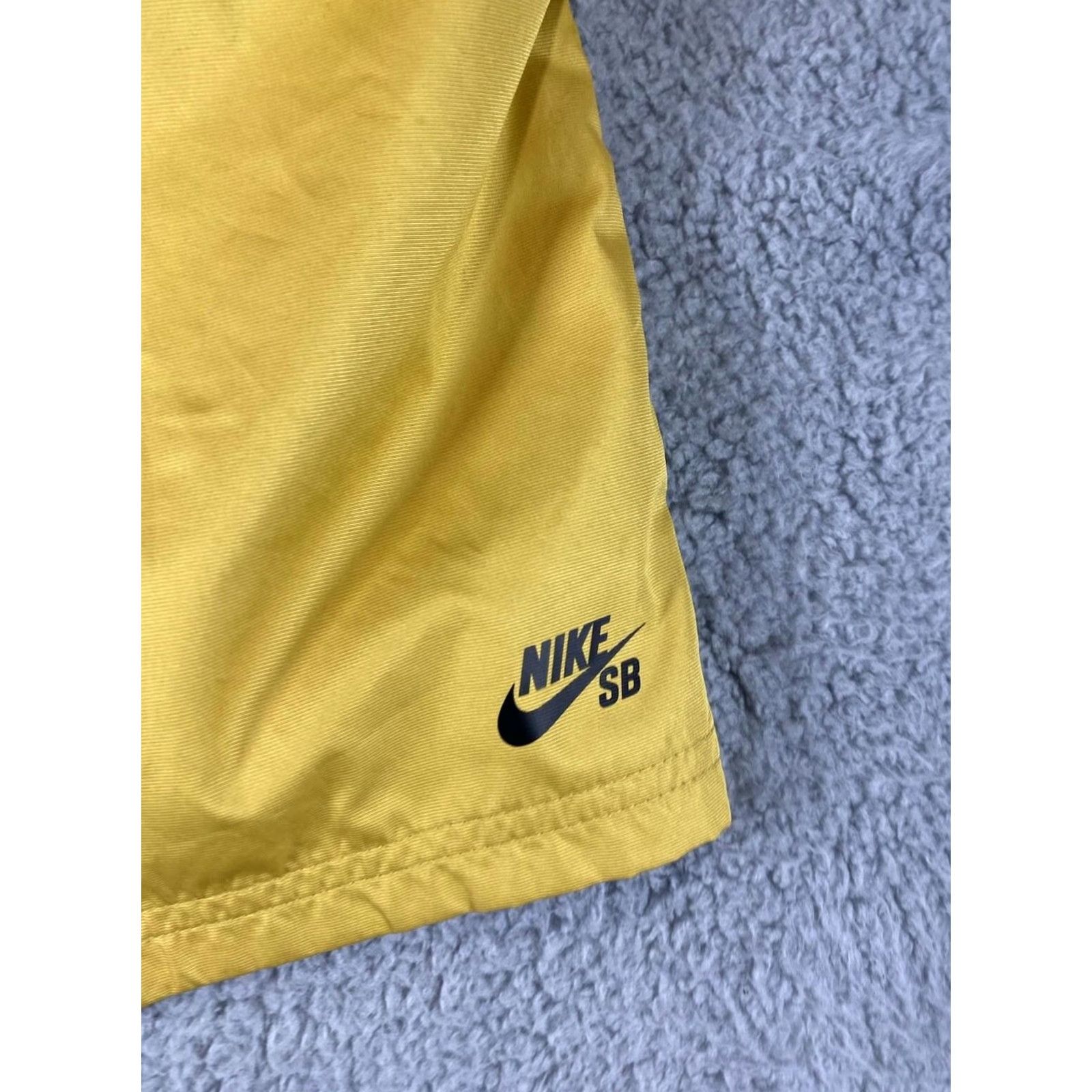 Nike VINTAGE Nike SB Men Shorts XS Lined Yellow Sulphur Mens XS Athletic Casual Boys? Size US 27 - 3 Thumbnail