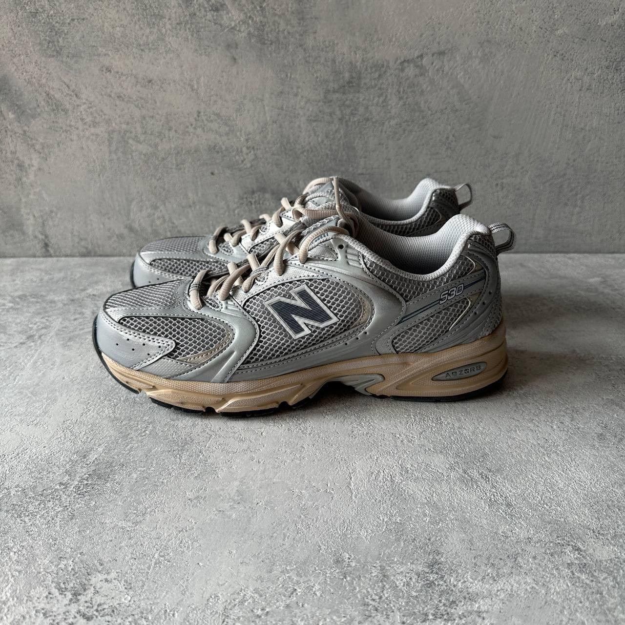 New Balance New Balance 530 Silver Metallic Moonbeam Size 42.5 MR530VS Size US 9 / EU 42 - 4 Thumbnail