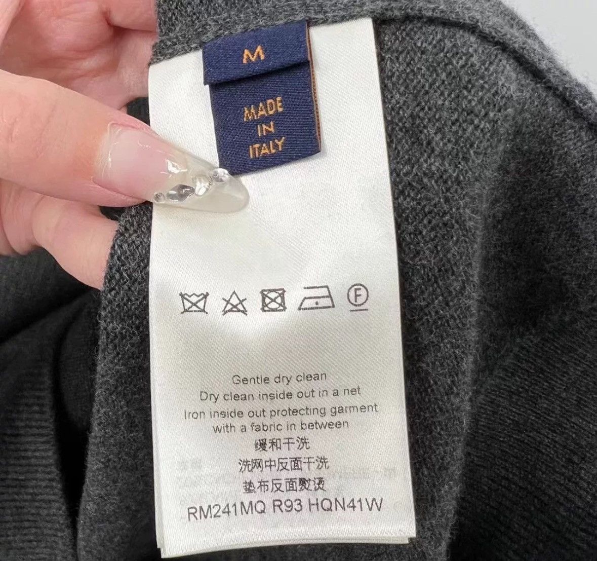 Louis Vuitton Louis Vuitton 24 Latest Grey Wool Arm Full Logo Sweater Size US M / EU 48-50 / 2 - 4 Thumbnail