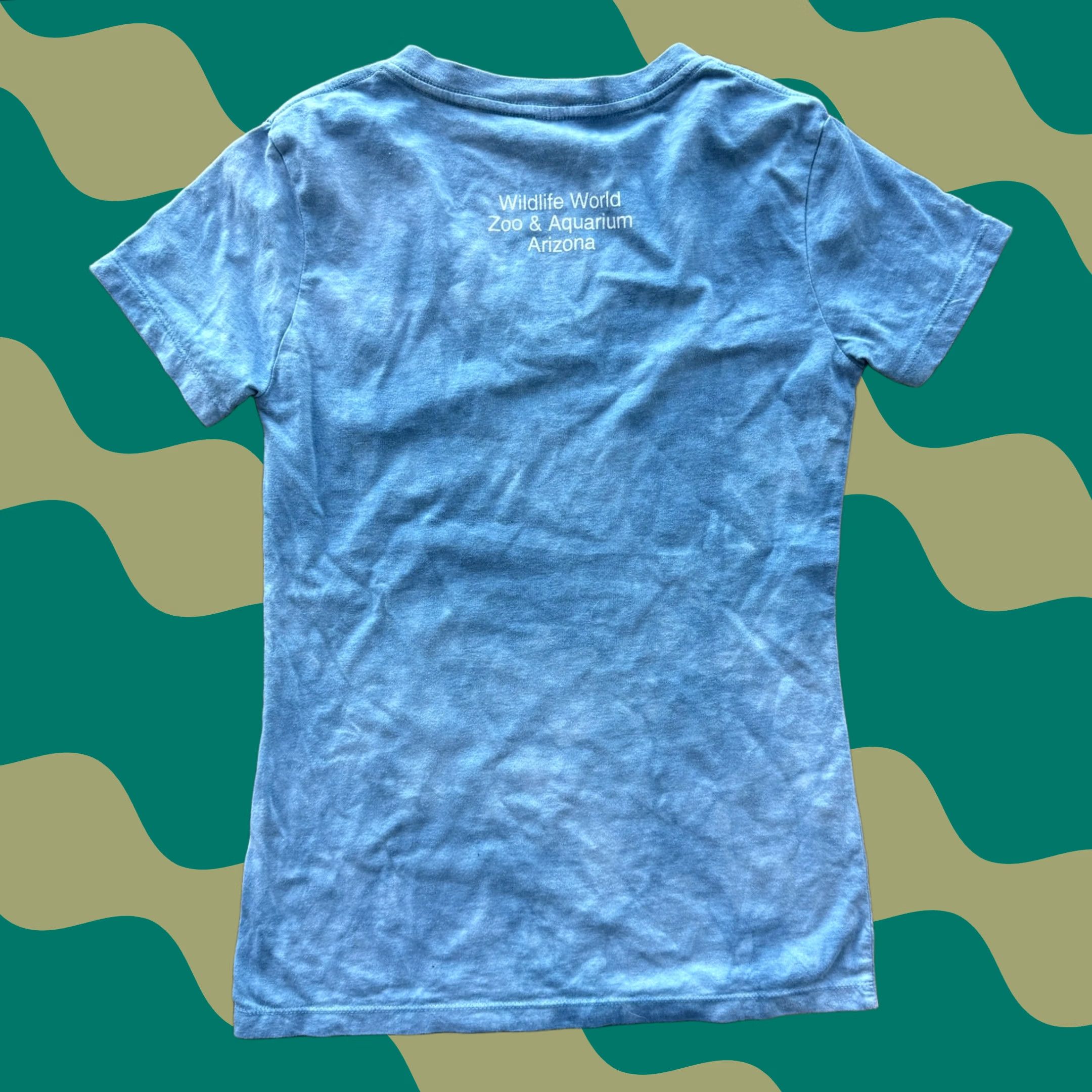 Vintage VINTAGE Mountain Tiger Lion V-Neck Blue Cotton T-Shirt Women Medium Size 32" / US 10 / IT 46 - 1 Thumbnail