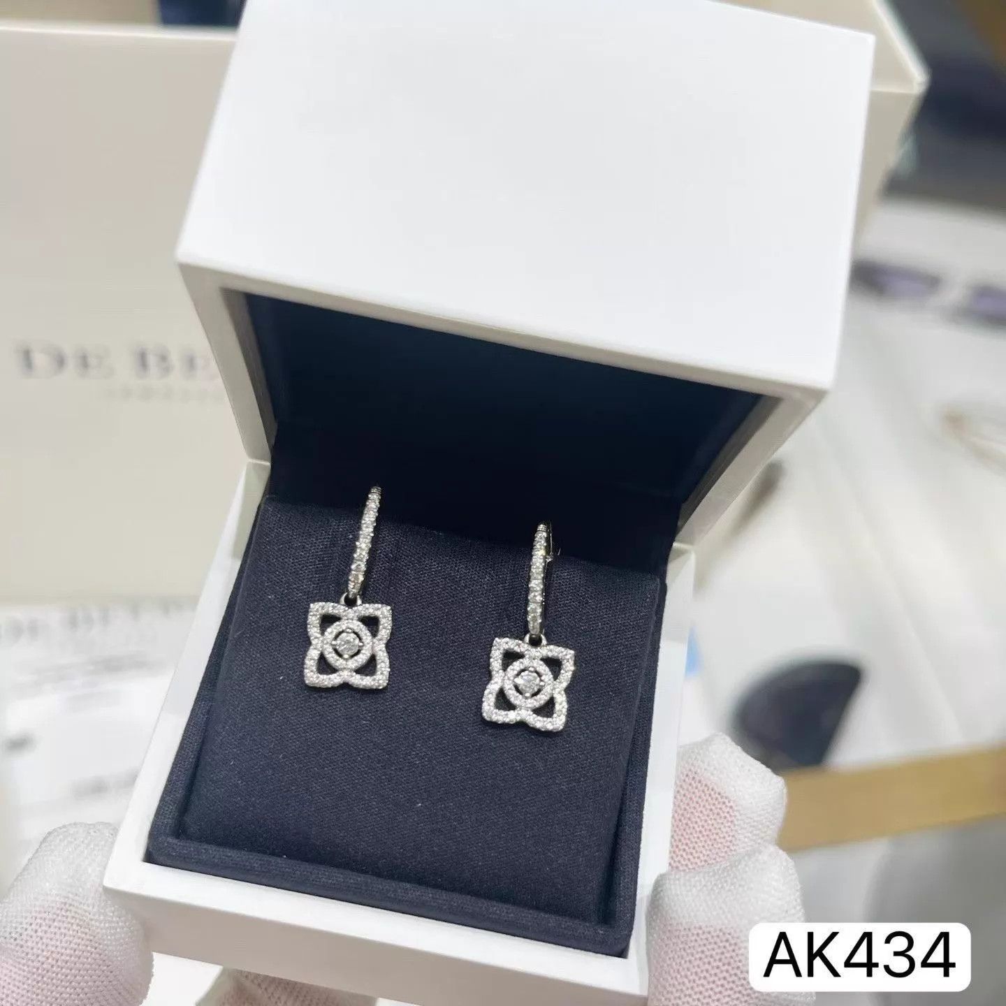 Other De Beers Lotus Earrings AK434 2020 Like New Box/Papers/Cert Size ONE SIZE - 1 Thumbnail