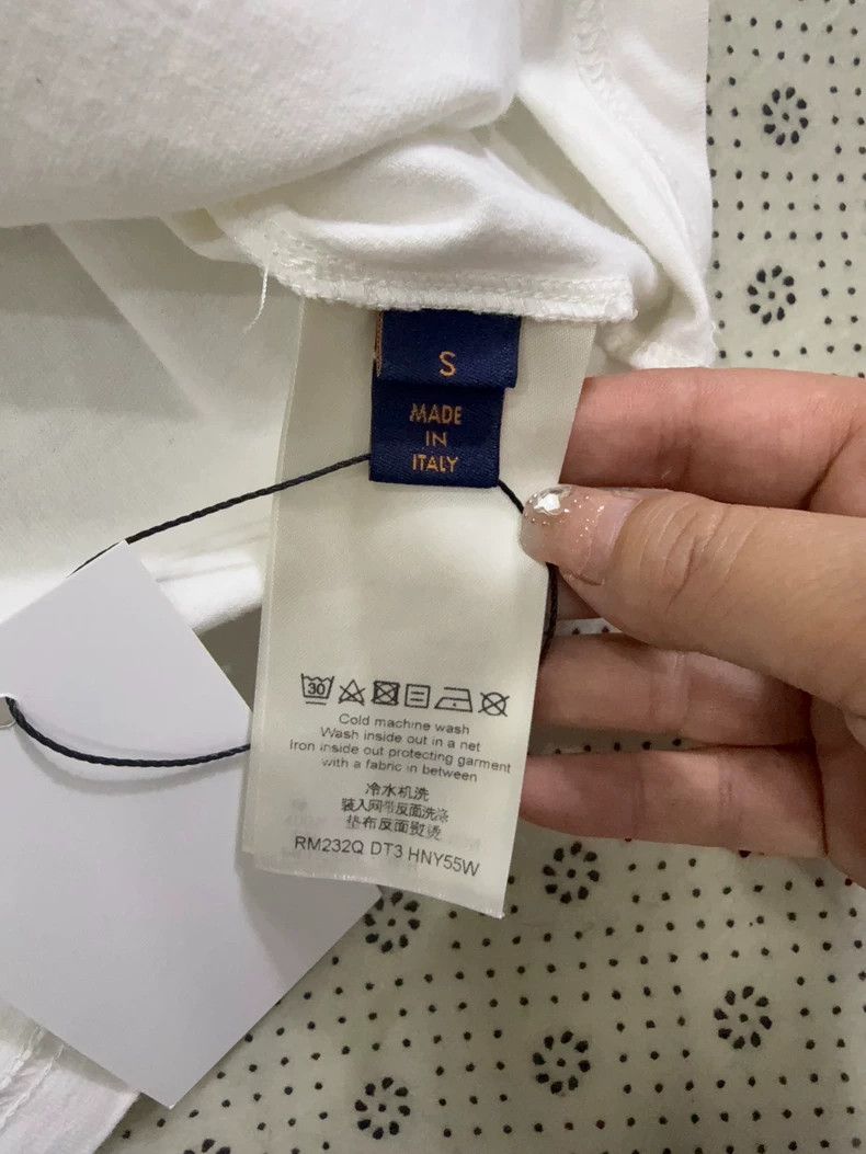 Louis Vuitton Louis Vuitton White Embossed Short Sleeve T-shirt Size US S / EU 44-46 / 1 - 4 Thumbnail