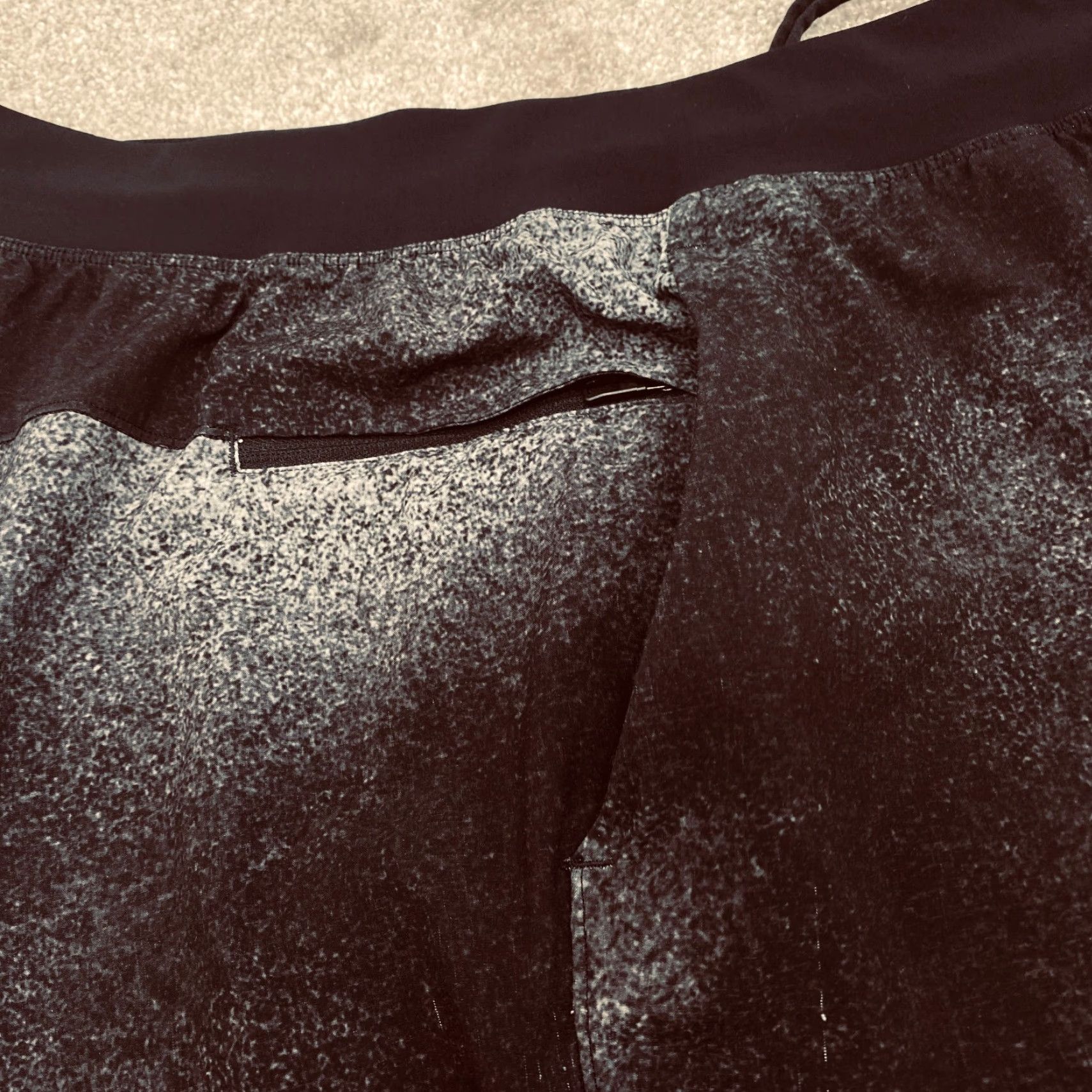 Lululemon Lululemon Zeroed In Shorts Mens Medium M7AAWS Linerless Elastic Waist Black Gray Size US 31 - 4 Thumbnail