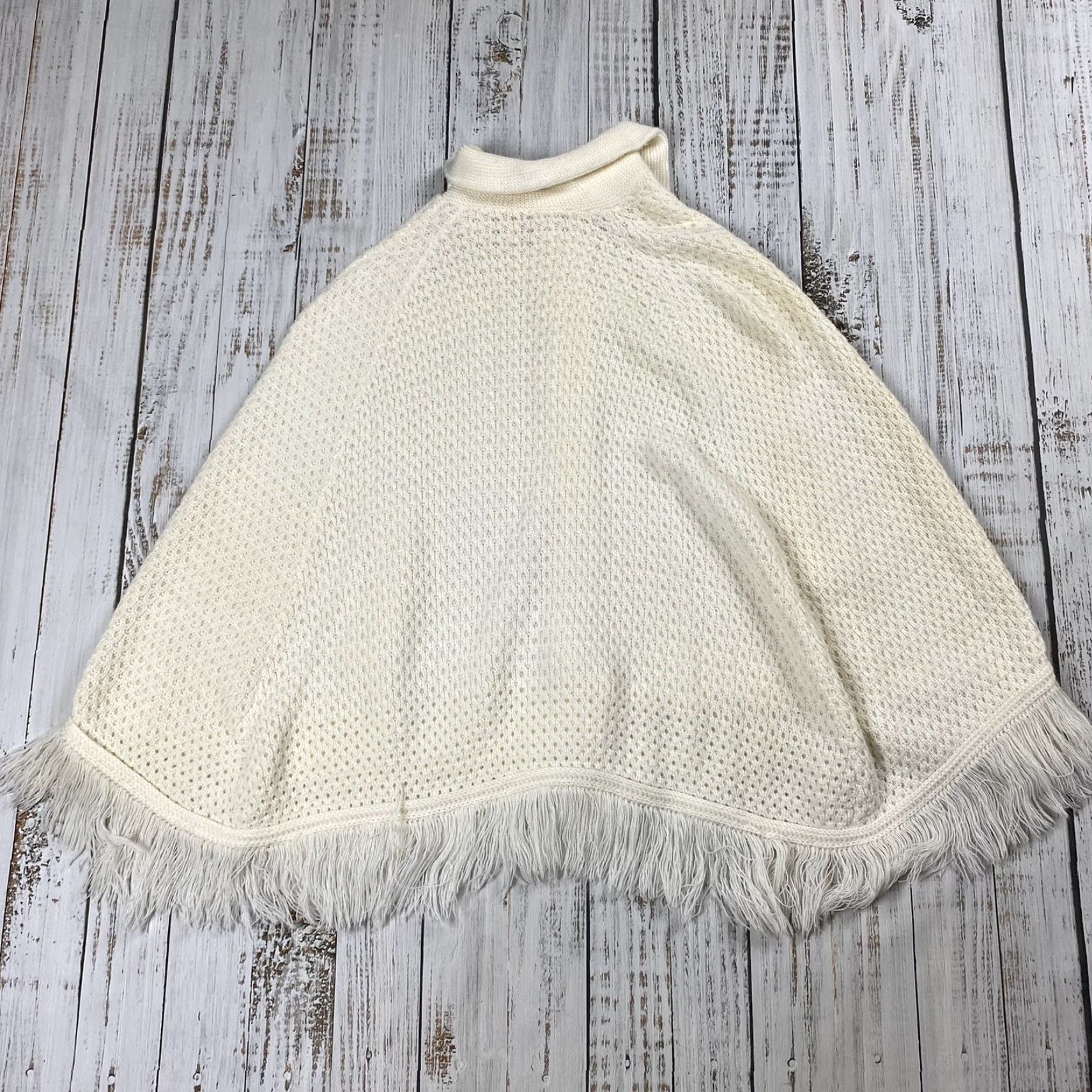 Vintage Vintage 1960s Turbo Acrylic Sweater Poncho Cape One Size Women’s White Red Mod Gogo Size ONE SIZE - 4 Thumbnail