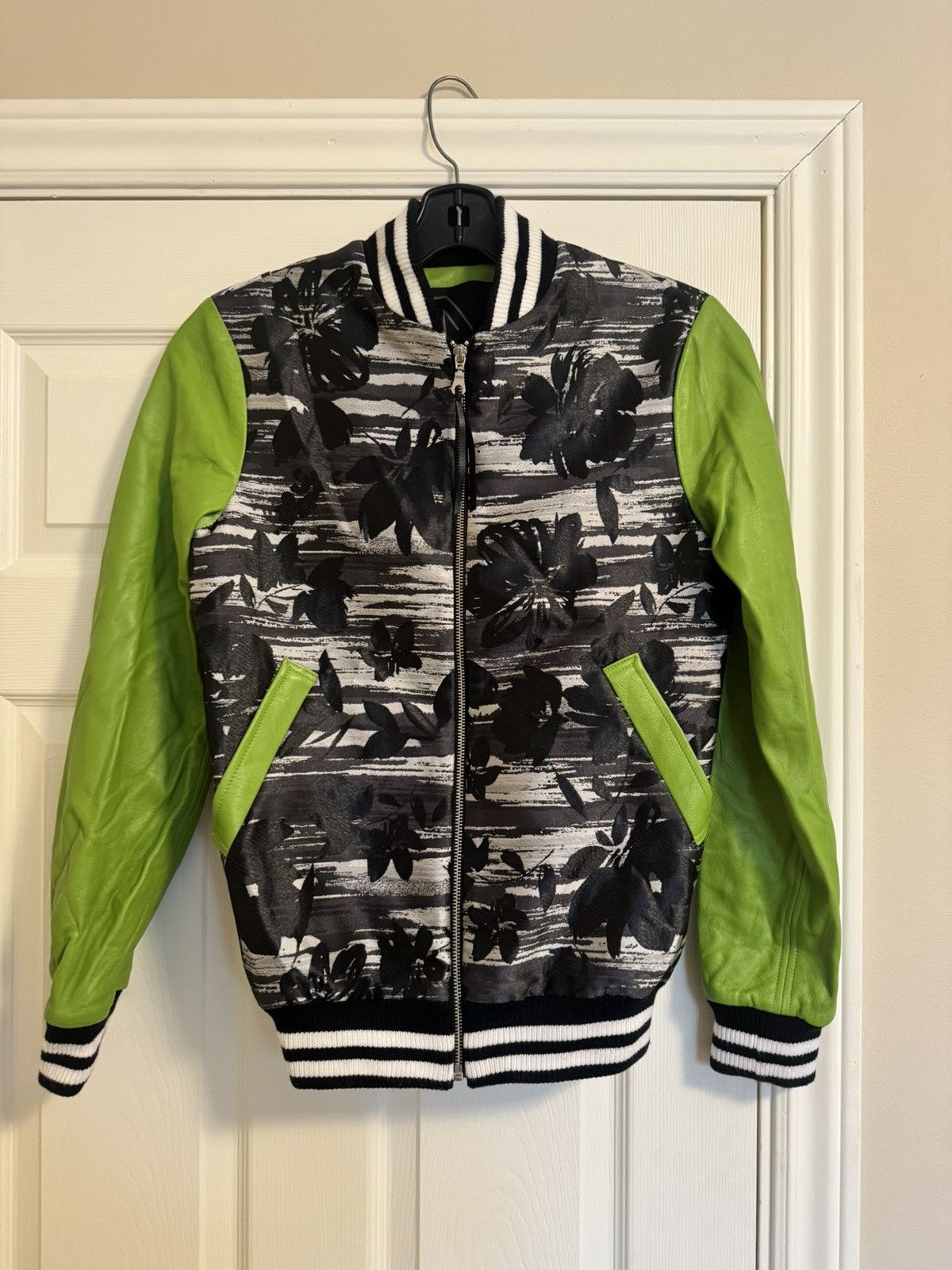 Other Unique Designer Floral Black and Green Bomber Jacket Size US XS / EU 42 / 0 - 2 Thumbnail