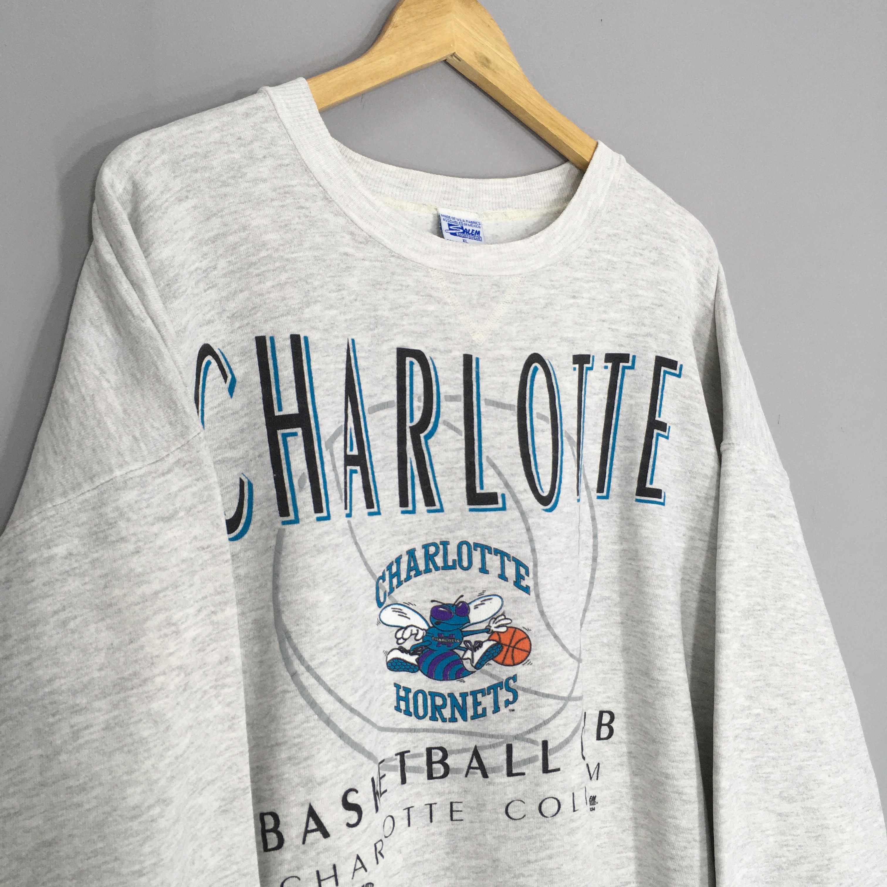 NBA × Salem Sportswear × Vintage Vintage 90s Charlotte Hornets NBA Sweatshirt XLarge Size US XL / EU 56 / 4 - 4 Thumbnail