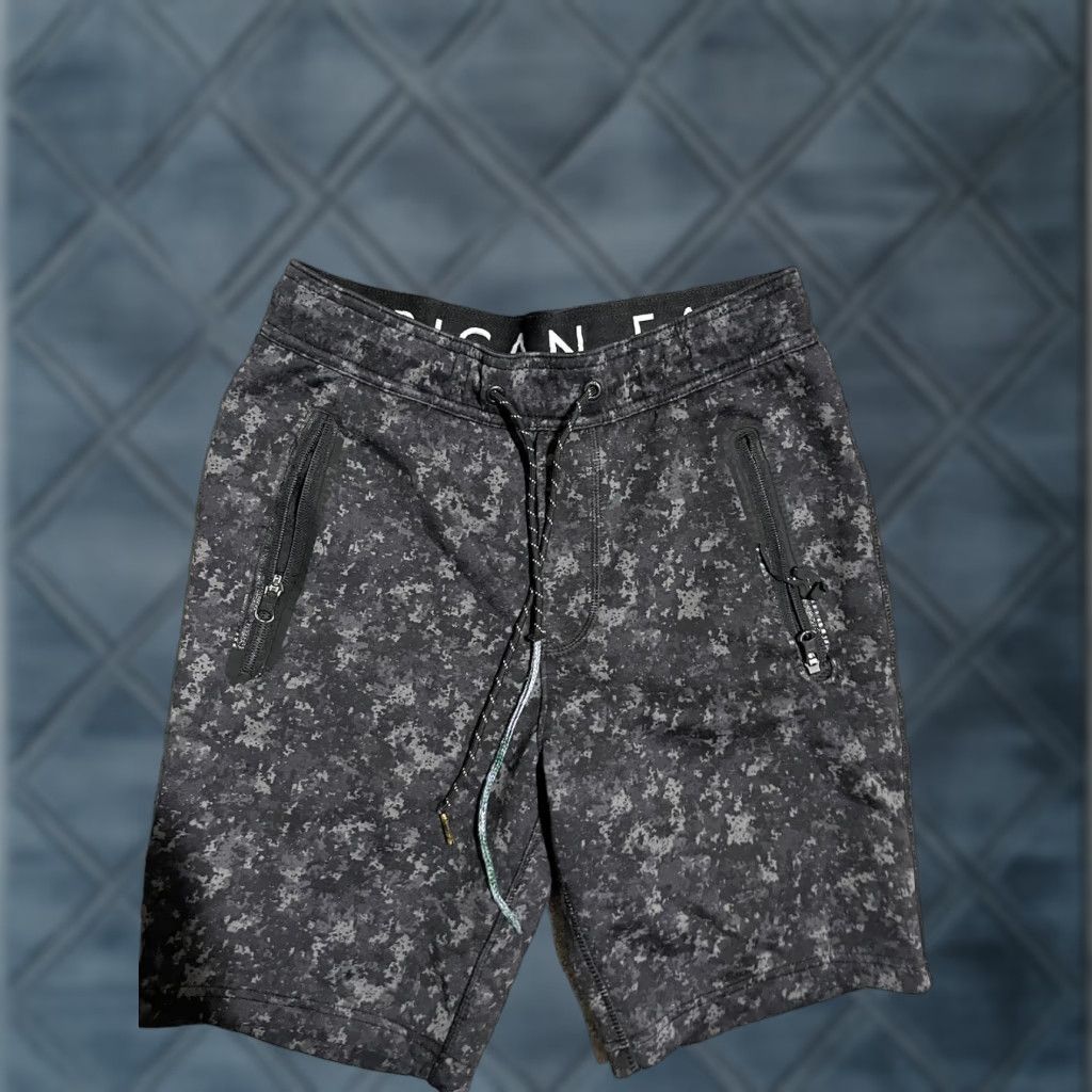 American Eagle Outfitters American Eagle AEO Men's 10.5" Stretch Light Fleece Short Camo Size XS Size US 27 - 1 Thumbnail