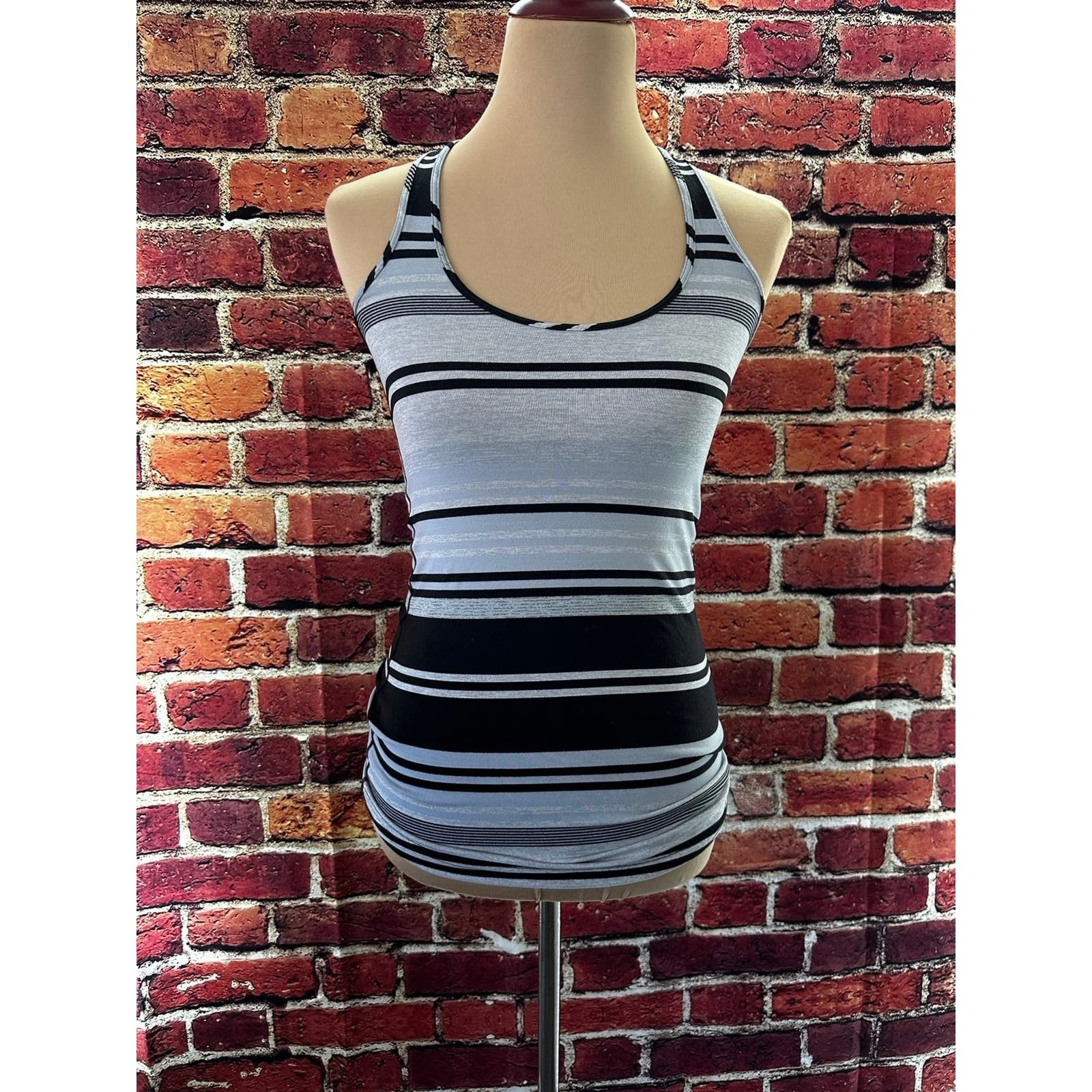 Lululemon Lululemon Tank Top size 8 Size M / US 6-8 / IT 42-44 - 1 Thumbnail
