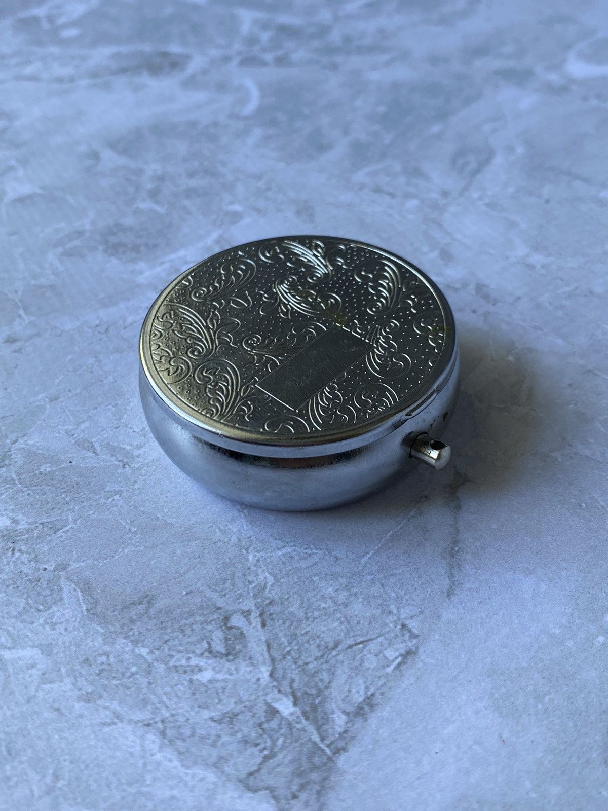 Jewelry × Vintage Vintage Metal Snuff Box with Engraved Design Size ONE SIZE - 3 Thumbnail