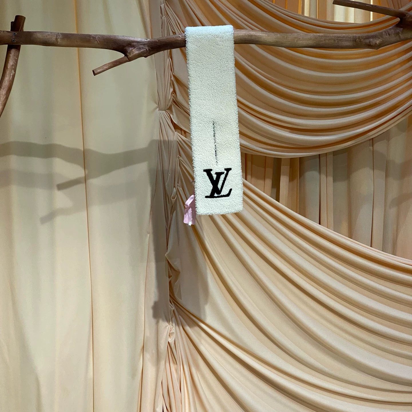 Louis Vuitton Louis Vuitton Cream Lamb Wool Logo Scarf Size ONE SIZE - 1 Thumbnail