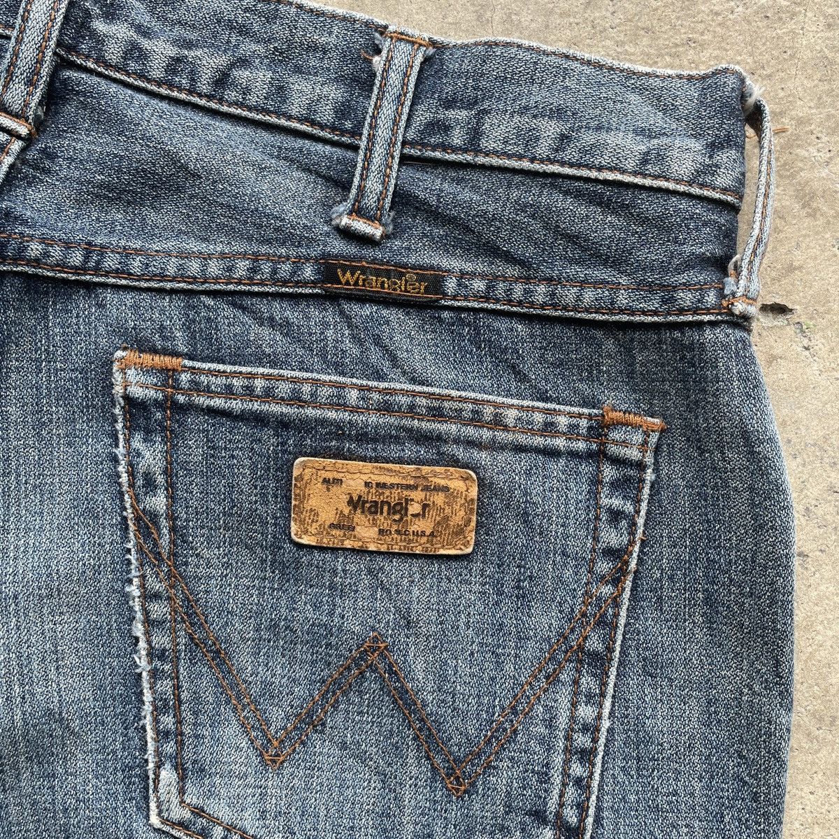 Japanese Brand Vintage Wrangler Jeans Distressed Faded Denim Pants W32 Size US 32 / EU 48 - 8 Thumbnail