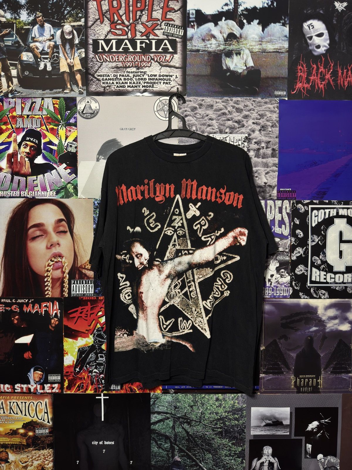 Vintage Vintage Marilyn Manson Hollywood T-Shirt Size US XL / EU 56 / 4 - 1 Thumbnail
