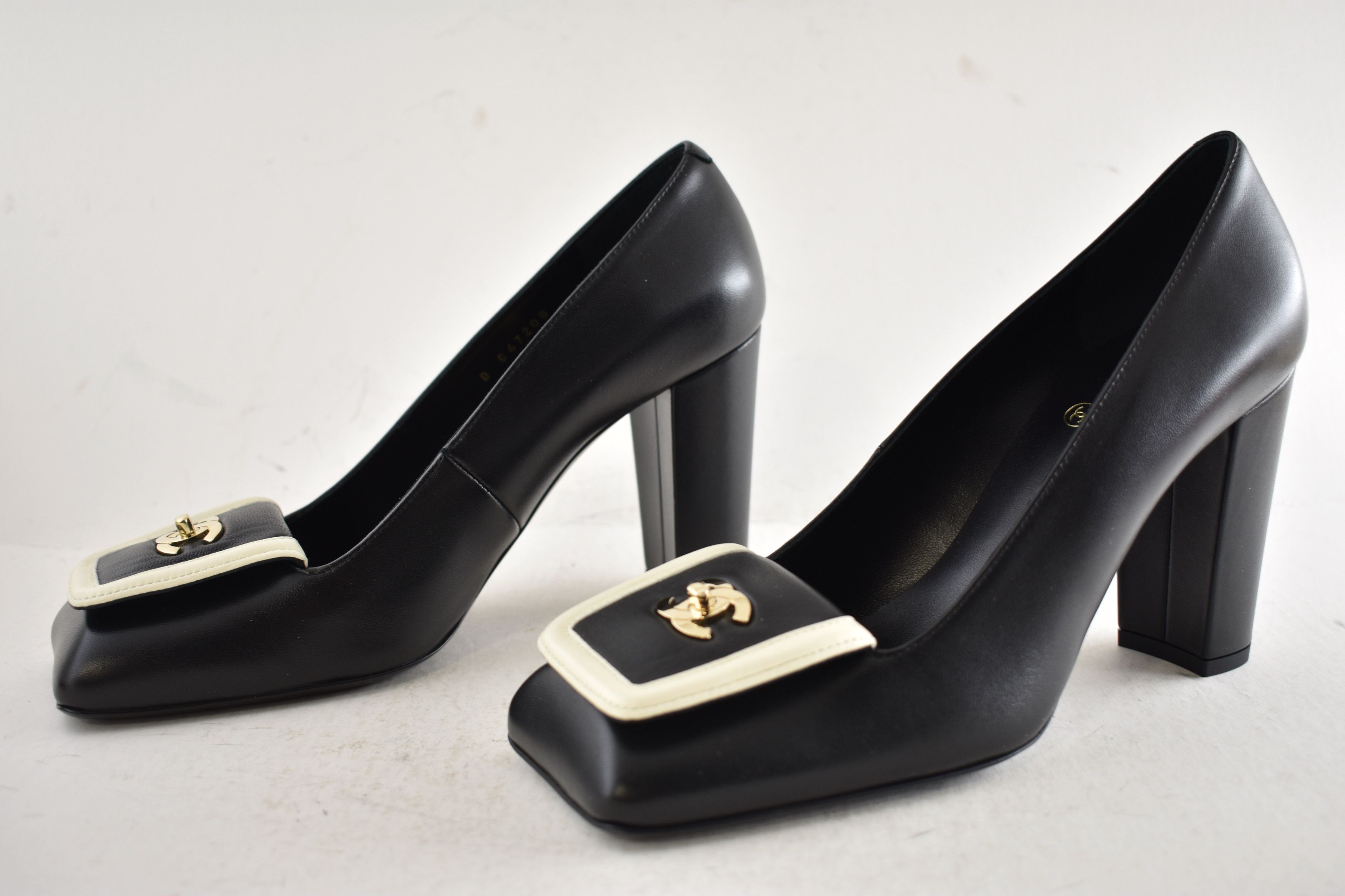Chanel 26S Blazy White Square Toe Turnlock CC Block Heel Pump 40 Size US 10 / IT 40 - 19 Thumbnail
