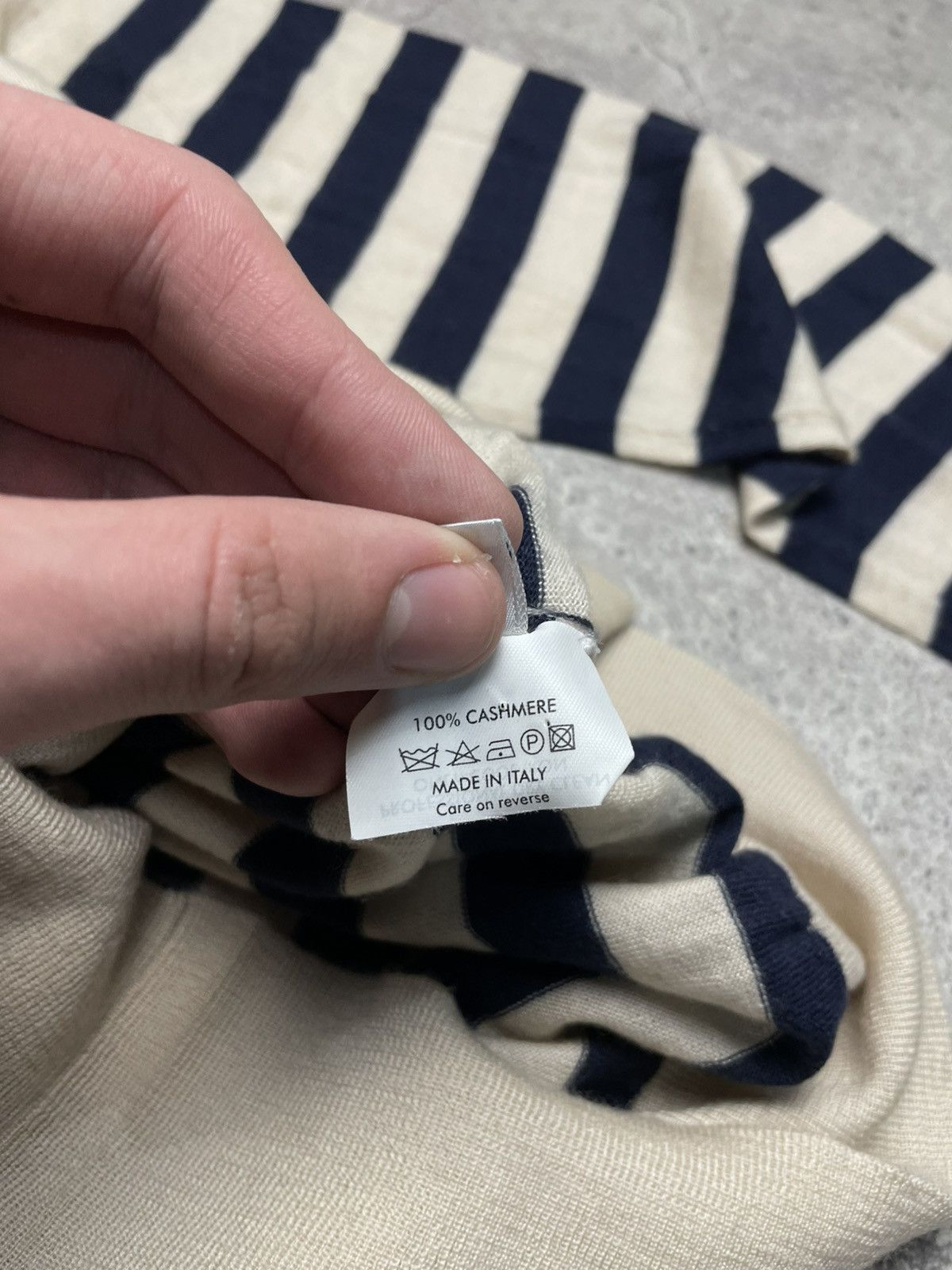 Alexander McQueen Alexander Mcqueen Cashmere V Neck Sweater Size US M / EU 48-50 / 2 - 8 Thumbnail