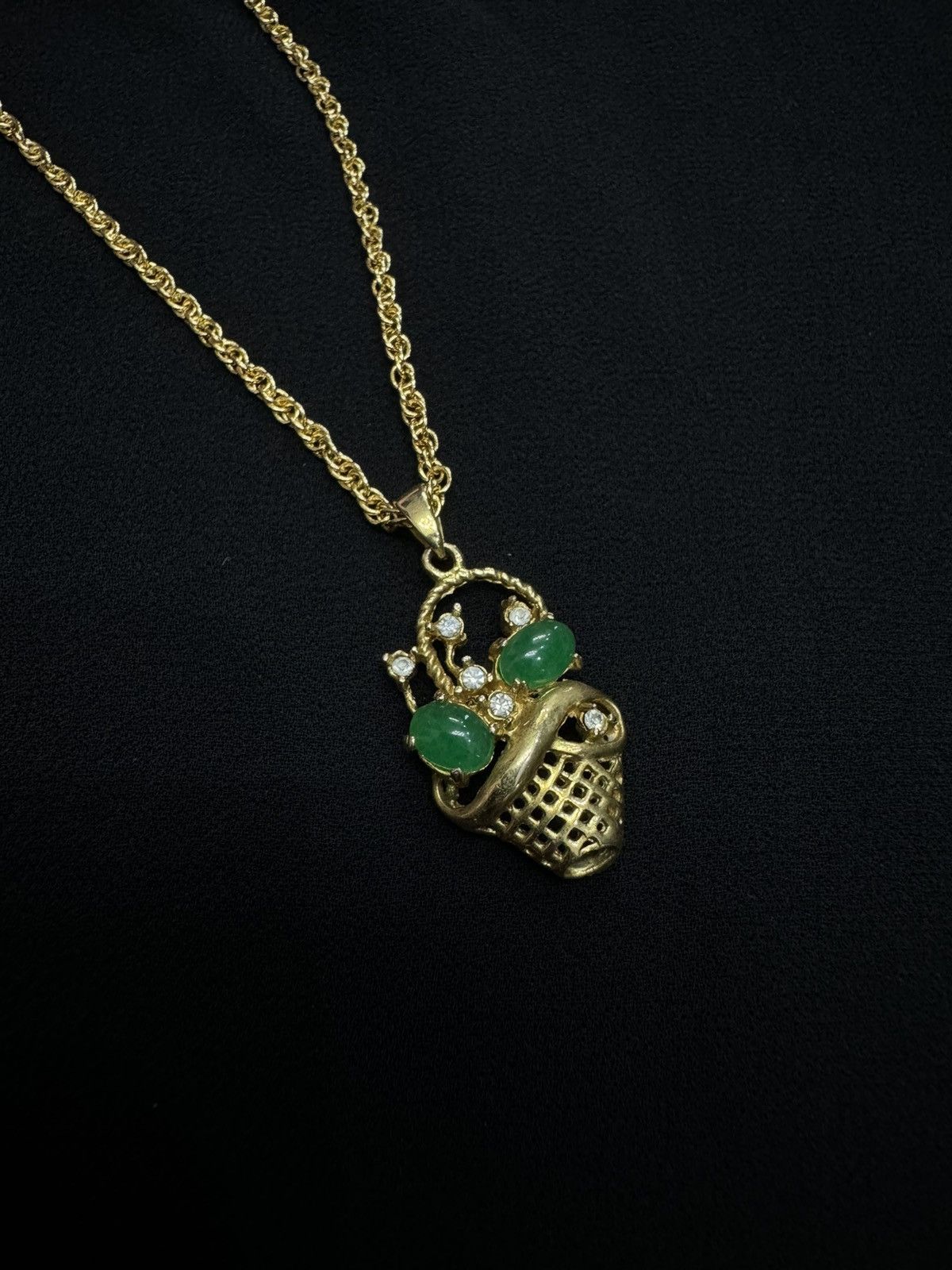 Vintage GREEN JADE PENDANT GOLD LIKE NECKLACE Size ONE SIZE - 1 Thumbnail