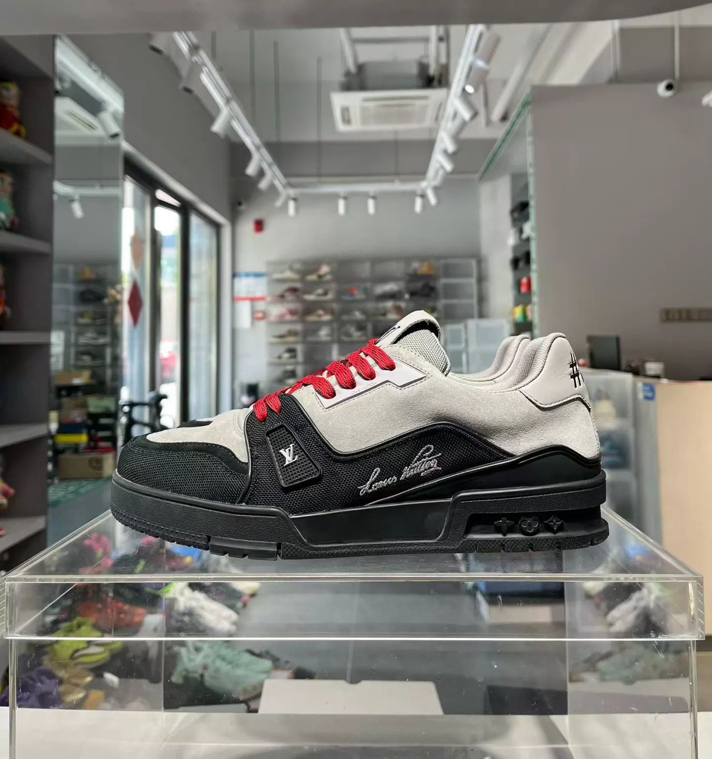 Louis Vuitton LV Trainer 26 Black/Gray 41.5 Worn a Few Times Size US 8.5 / EU 41-42 - 2 Thumbnail