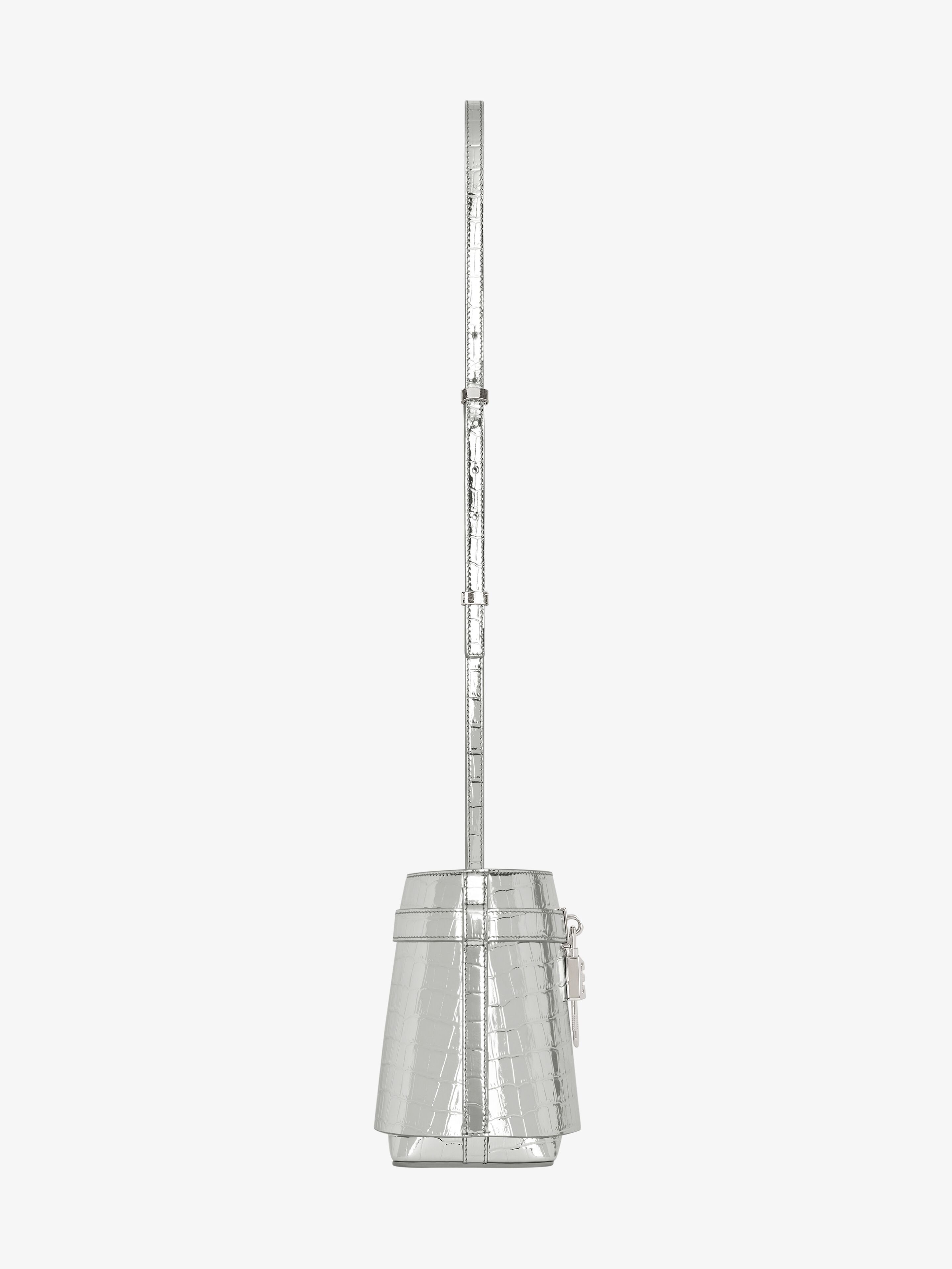 oc11z0725 Size: OS / Shark Lock Bucket Bag in Silvery